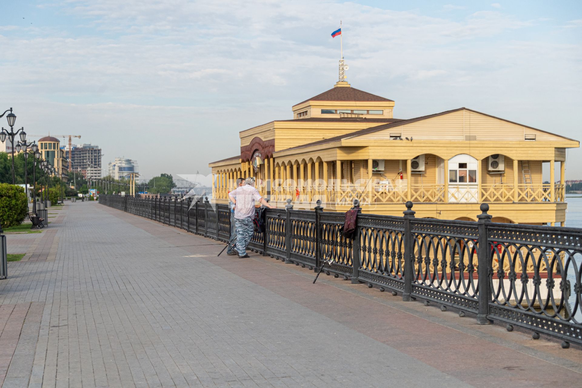 Астрахань. Рыбаки на центральной набережной города.