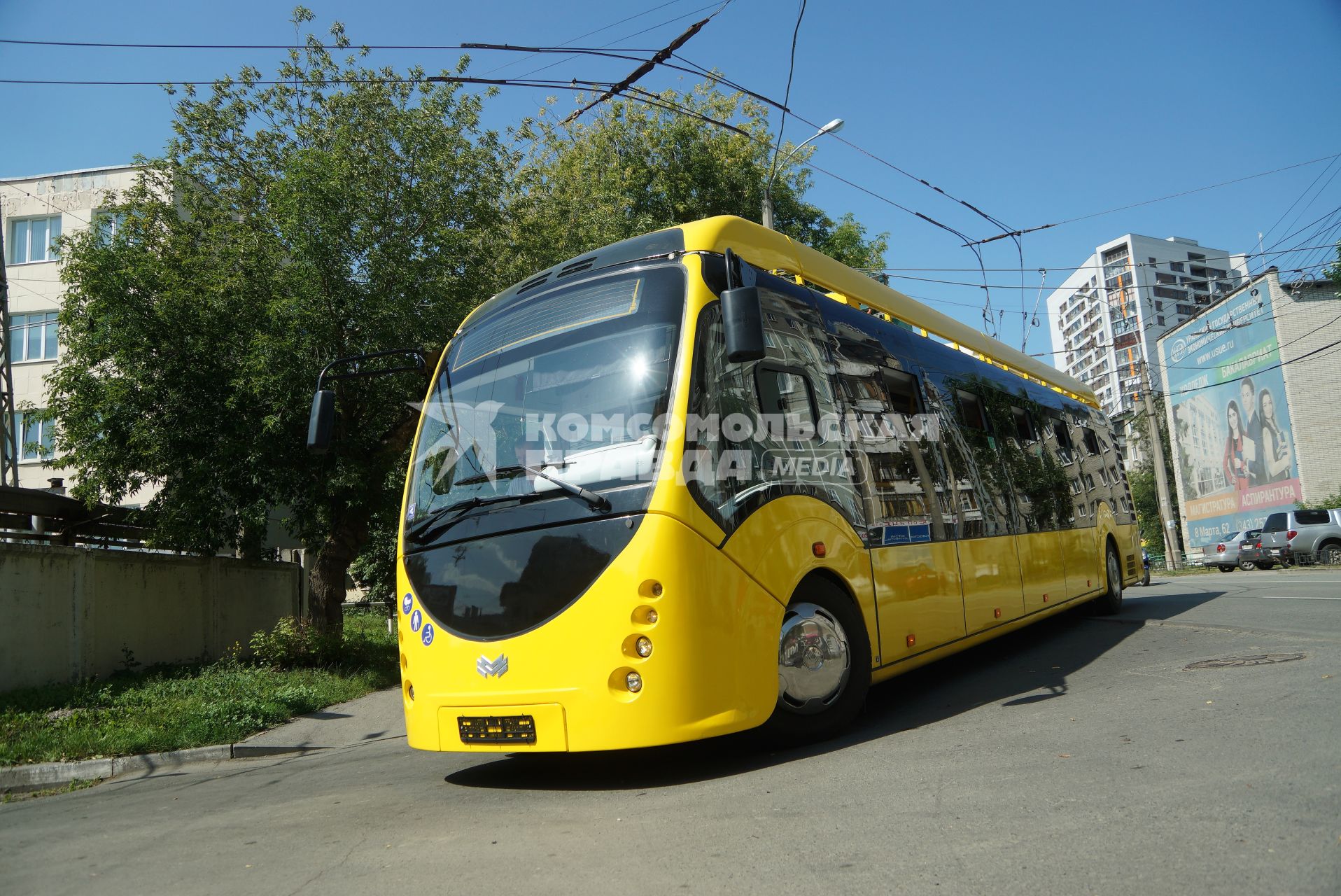 Екатеринбург. Электробус миннского завода \'Белкоммунмаш\' во время тестового, согращенного маршрута по улицам города. Электробус был представлен на международной промышленной выставке \'Иннопром-2019\'