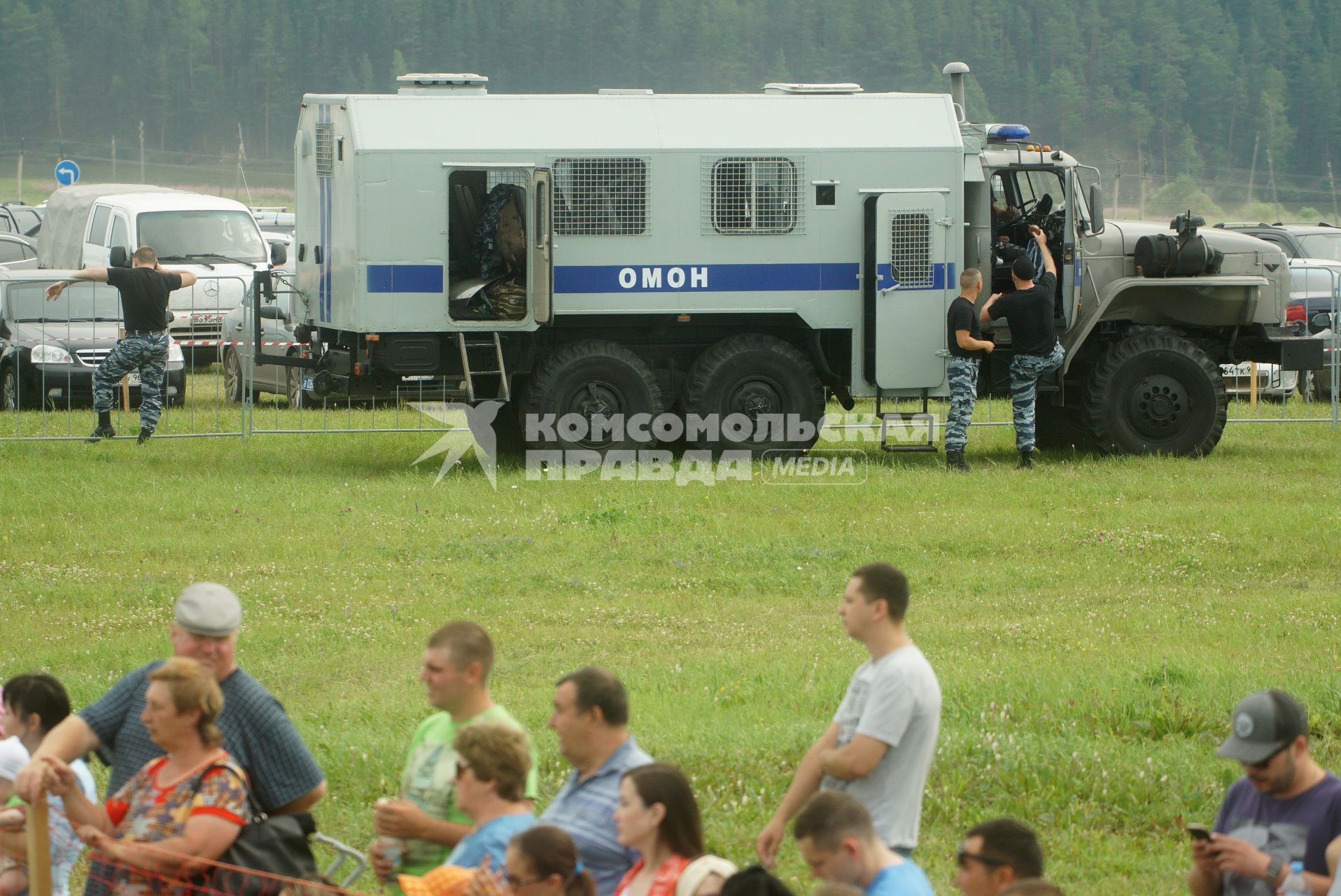 Свердловская область. Празднование Сабантуя на территории конно-спортивного клуба \'Белая лошадь\'. Сотрудники ОМОН у ипподрома