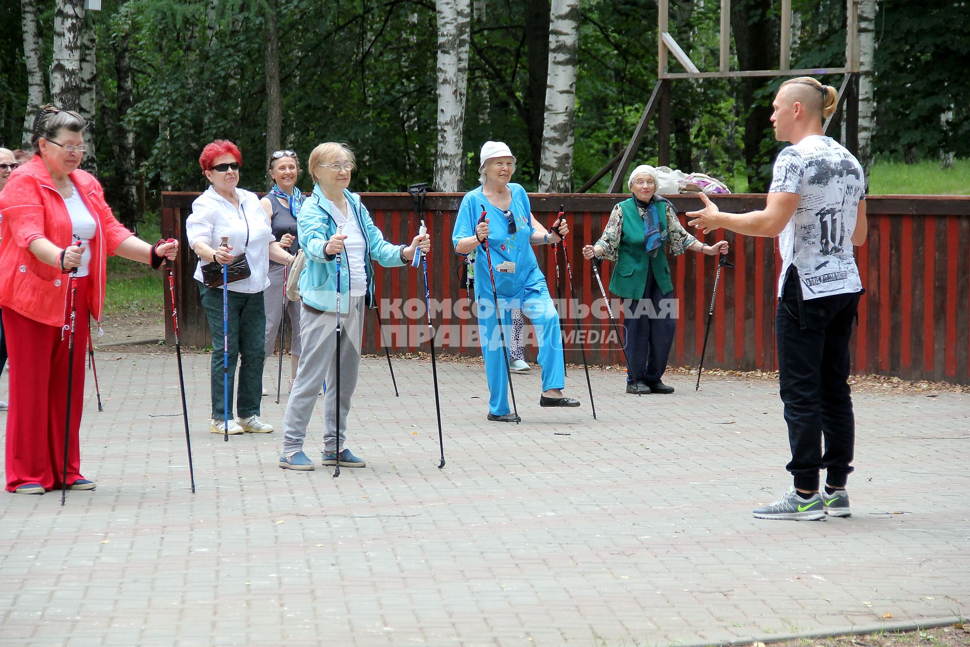 Нижний Новгород. Женщины пенсионного возраста  во время урока скандинавской ходбы.