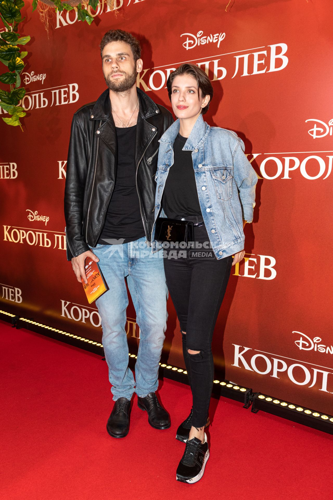 Москва.  Актеры Дмитрий Ендальцев и Анна Чиповская  на премьере фильма Disney `Король Лев` в кинотеатре `Каро 11 Октябрь` на Новом Арбате.