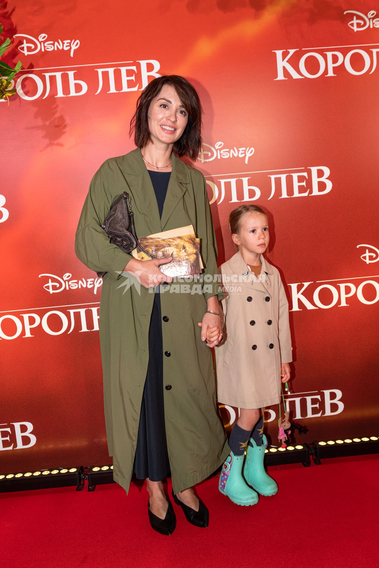 Москва.  Телеведущая Ирина Муромцева и ее дочь Саша  на премьере фильма Disney `Король Лев` в кинотеатре `Каро 11 Октябрь` на Новом Арбате.