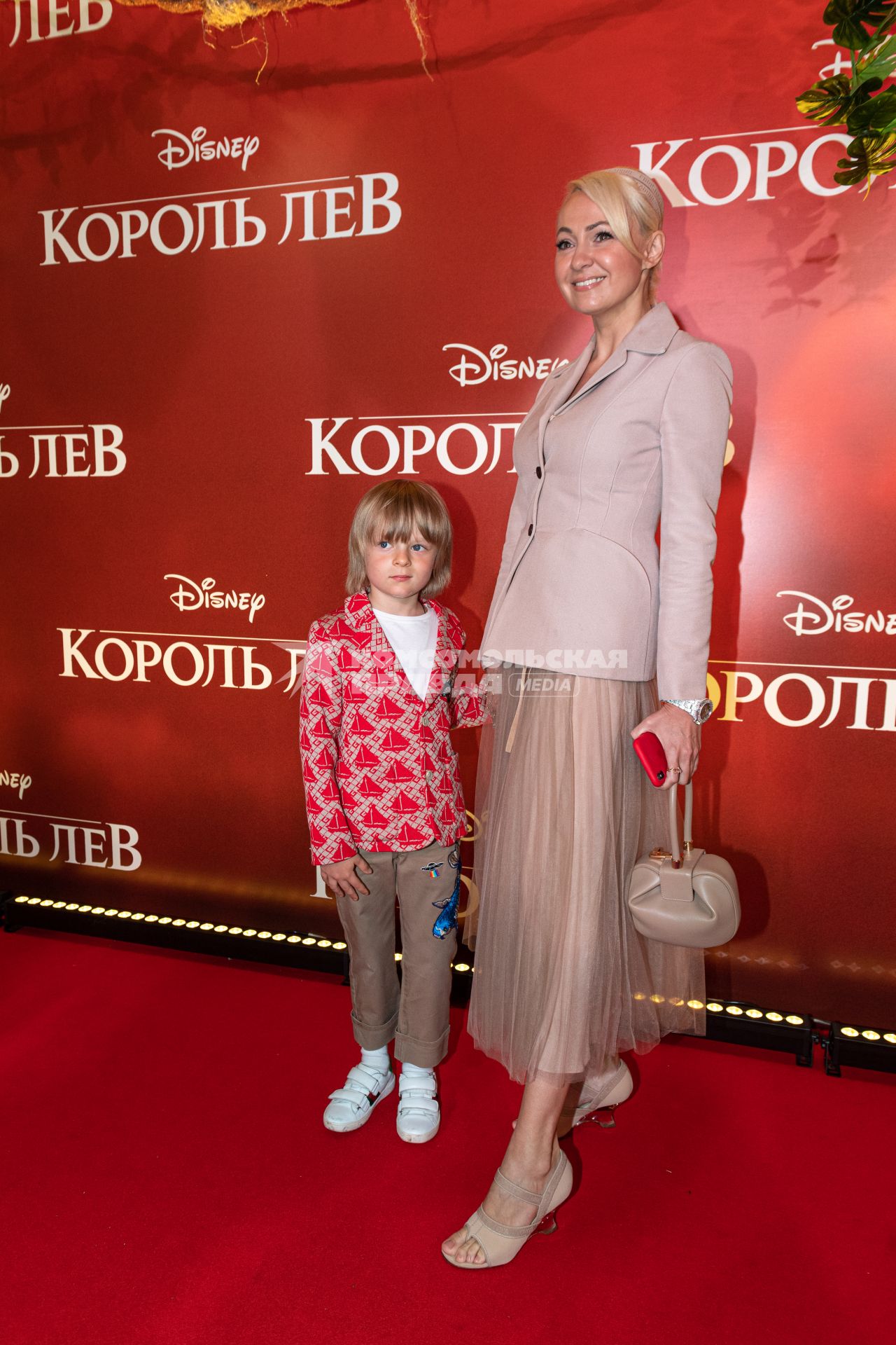 Москва. Продюсер Яна Рудковская с сыном Александром   на премьере фильма Disney `Король Лев` в кинотеатре `Каро 11 Октябрь` на Новом Арбате.