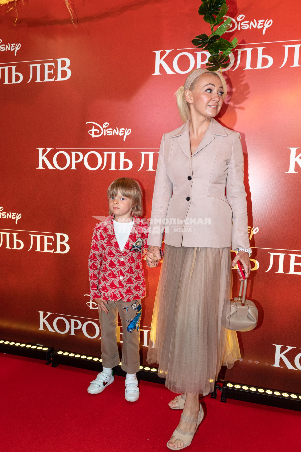 Москва. Продюсер Яна Рудковская с сыном Александром   на премьере фильма Disney `Король Лев` в кинотеатре `Каро 11 Октябрь` на Новом Арбате.