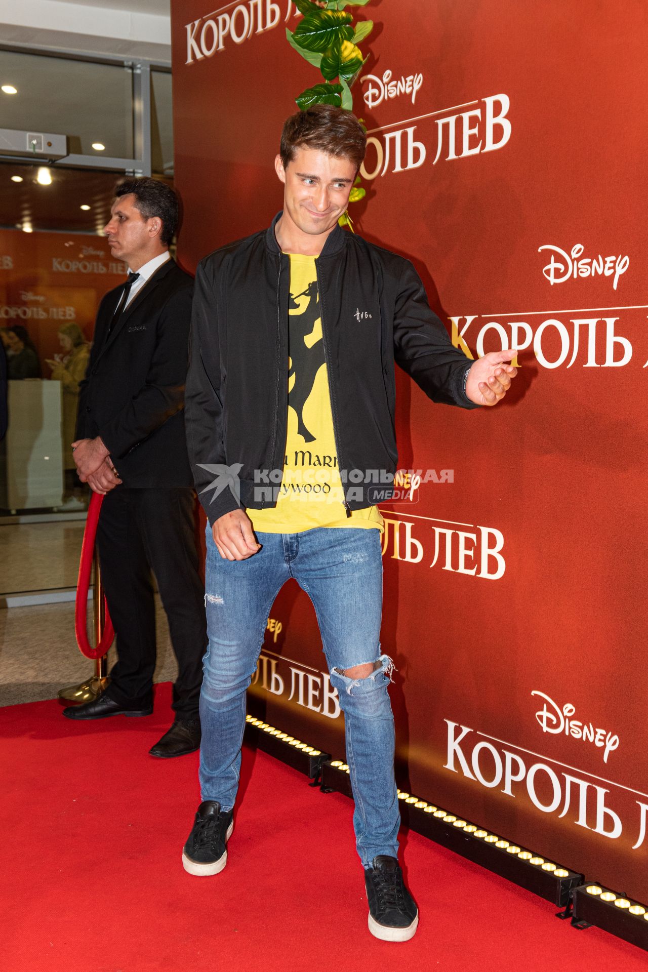 Москва.  Телеведущий Артем Королев  на премьере фильма Disney `Король Лев` в кинотеатре `Каро 11 Октябрь` на Новом Арбате.