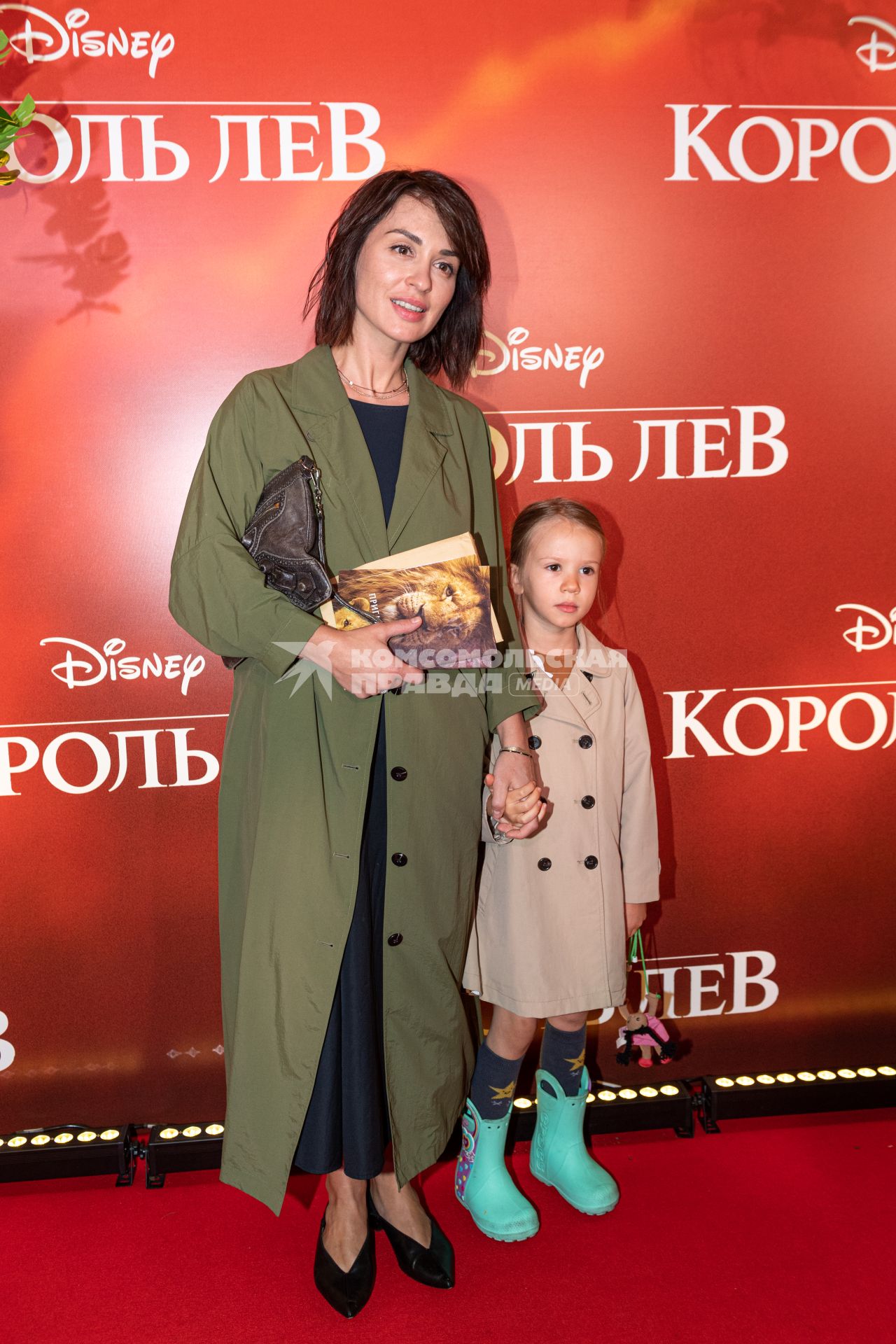 Москва.  Телеведущая Ирина Муромцева и ее дочь Саша  на премьере фильма Disney `Король Лев` в кинотеатре `Каро 11 Октябрь` на Новом Арбате.