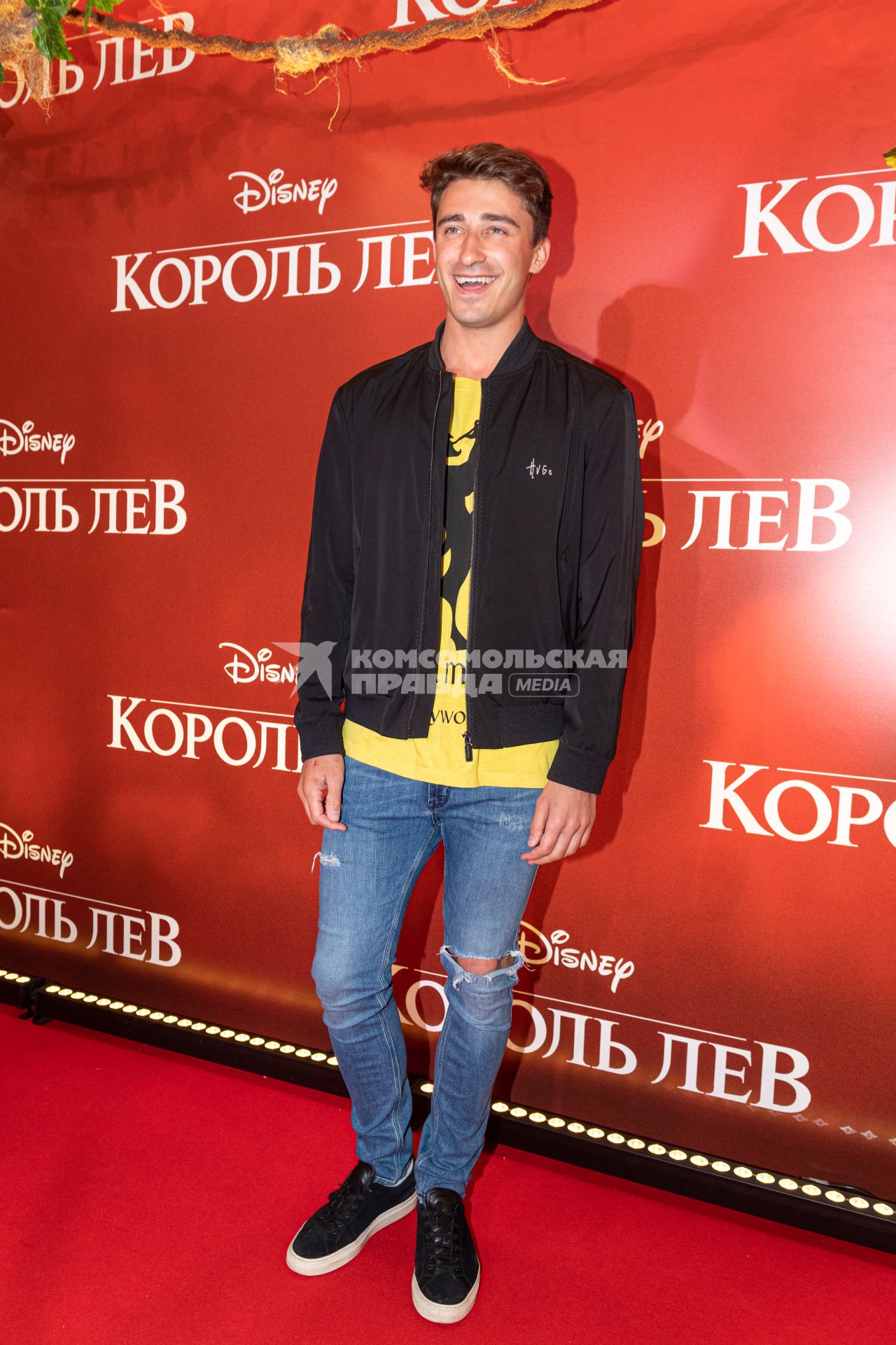 Москва.  Телеведущий Артем Королев  на премьере фильма Disney `Король Лев` в кинотеатре `Каро 11 Октябрь` на Новом Арбате.
