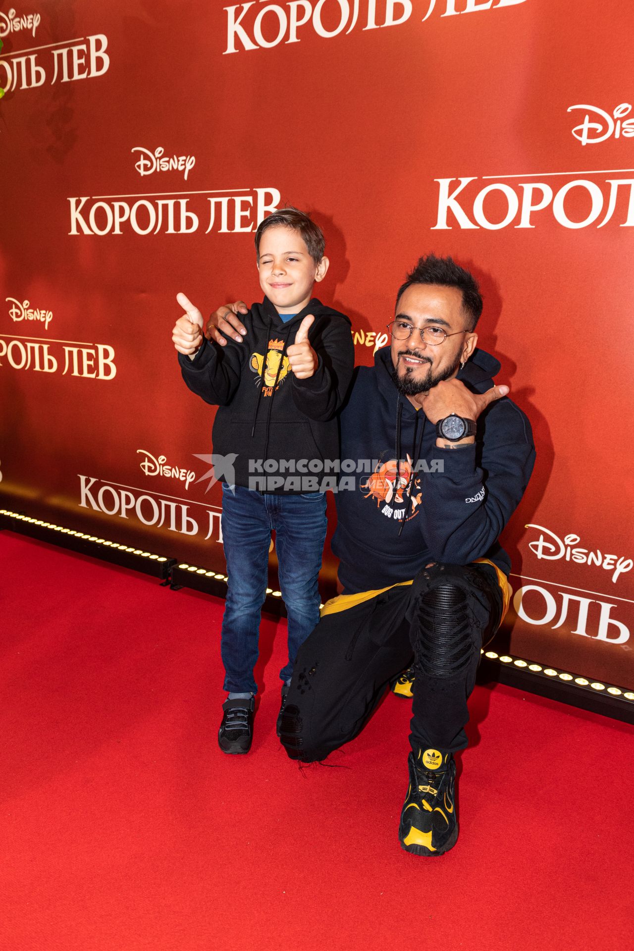 Москва.  Рэпер Натан Миров с сыном  на премьере фильма Disney `Король Лев` в кинотеатре `Каро 11 Октябрь` на Новом Арбате.