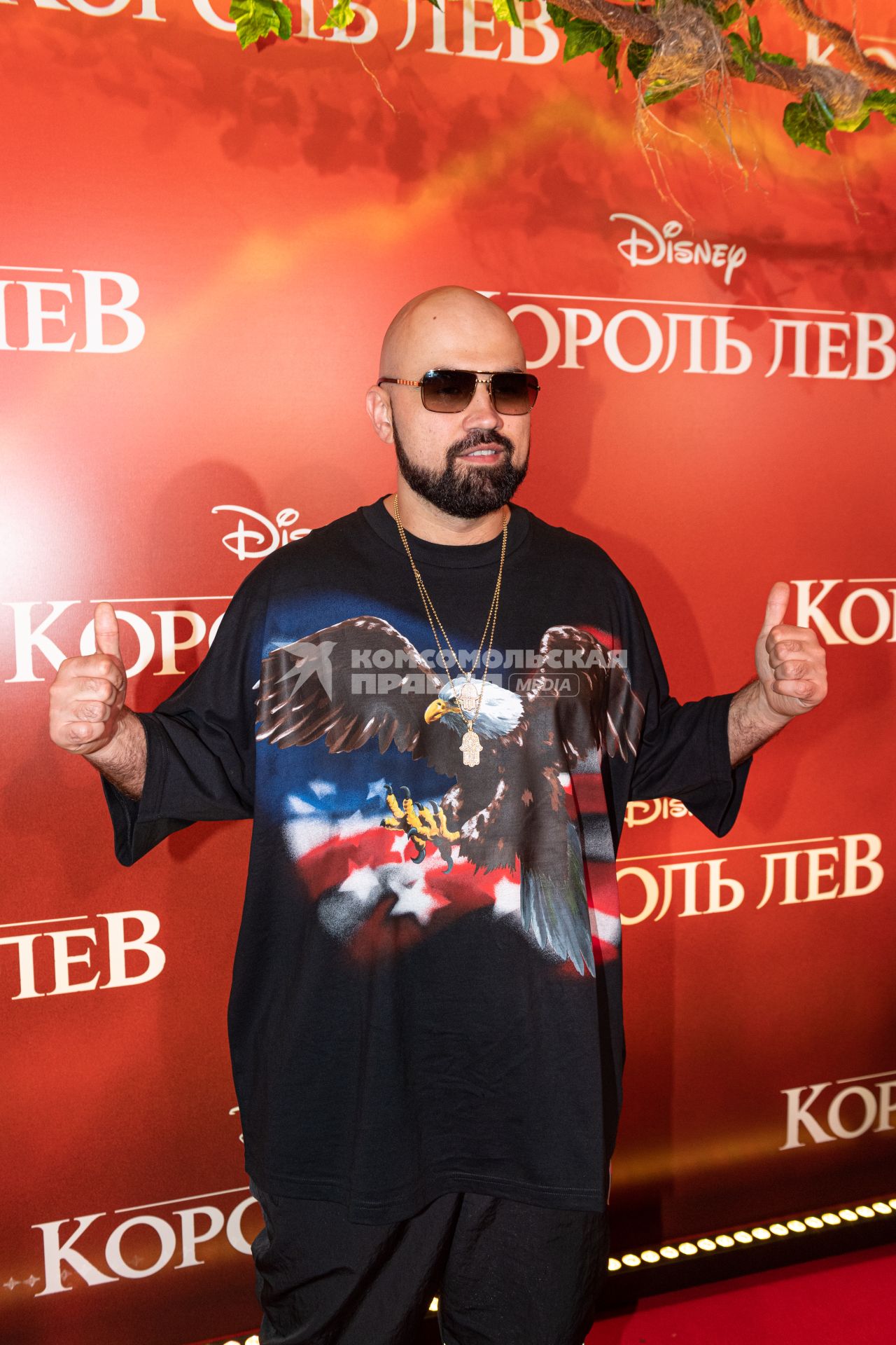Москва.  Певец, участник группы Artik & Asti Артем Умрихин (Артик)  на премьере фильма Disney `Король Лев` в кинотеатре `Каро 11 Октябрь` на Новом Арбате.