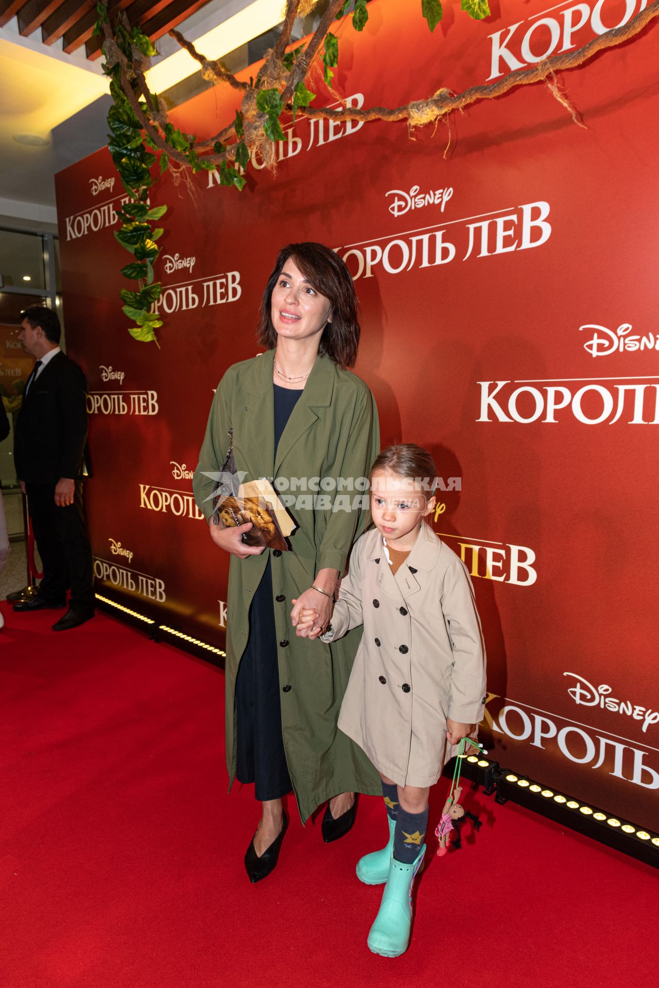Москва.  Телеведущая Ирина Муромцева и ее дочь Саша  на премьере фильма Disney `Король Лев` в кинотеатре `Каро 11 Октябрь` на Новом Арбате.
