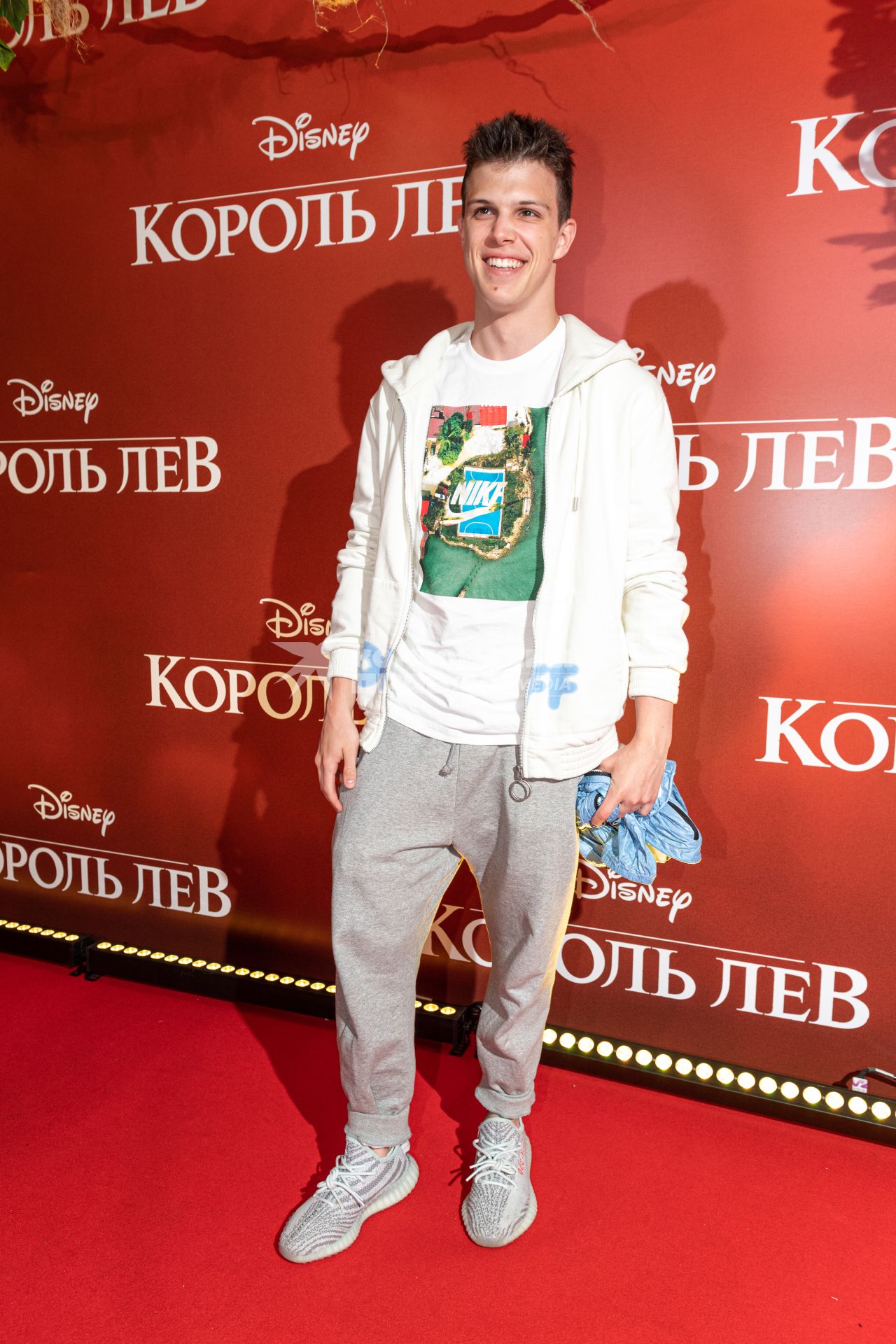 Москва.   Телеведущий Григорий Верник на премьере фильма Disney `Король Лев` в кинотеатре `Каро 11 Октябрь` на Новом Арбате.