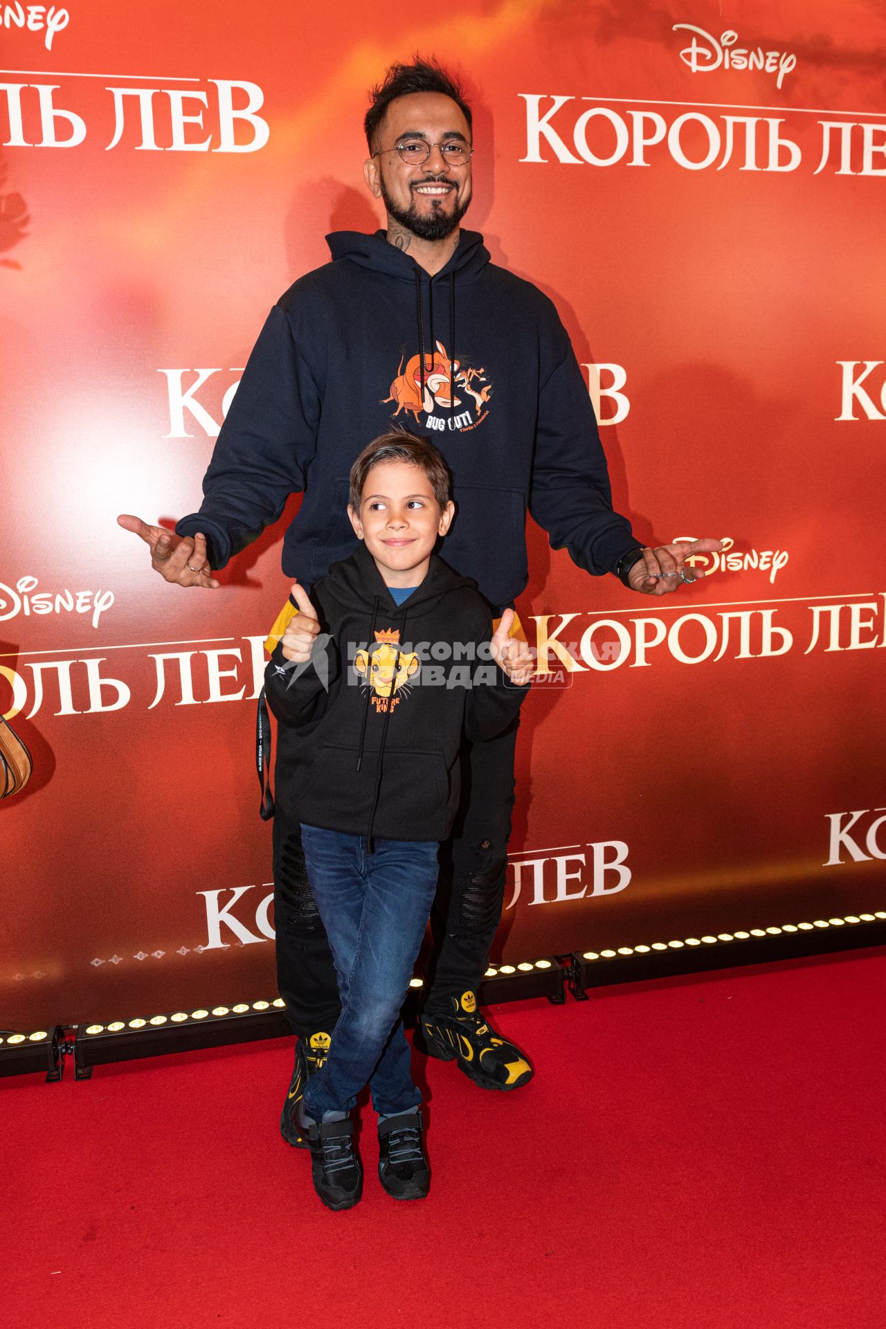 Москва.  Рэпер Натан Миров с сыном  на премьере фильма Disney `Король Лев` в кинотеатре `Каро 11 Октябрь` на Новом Арбате.