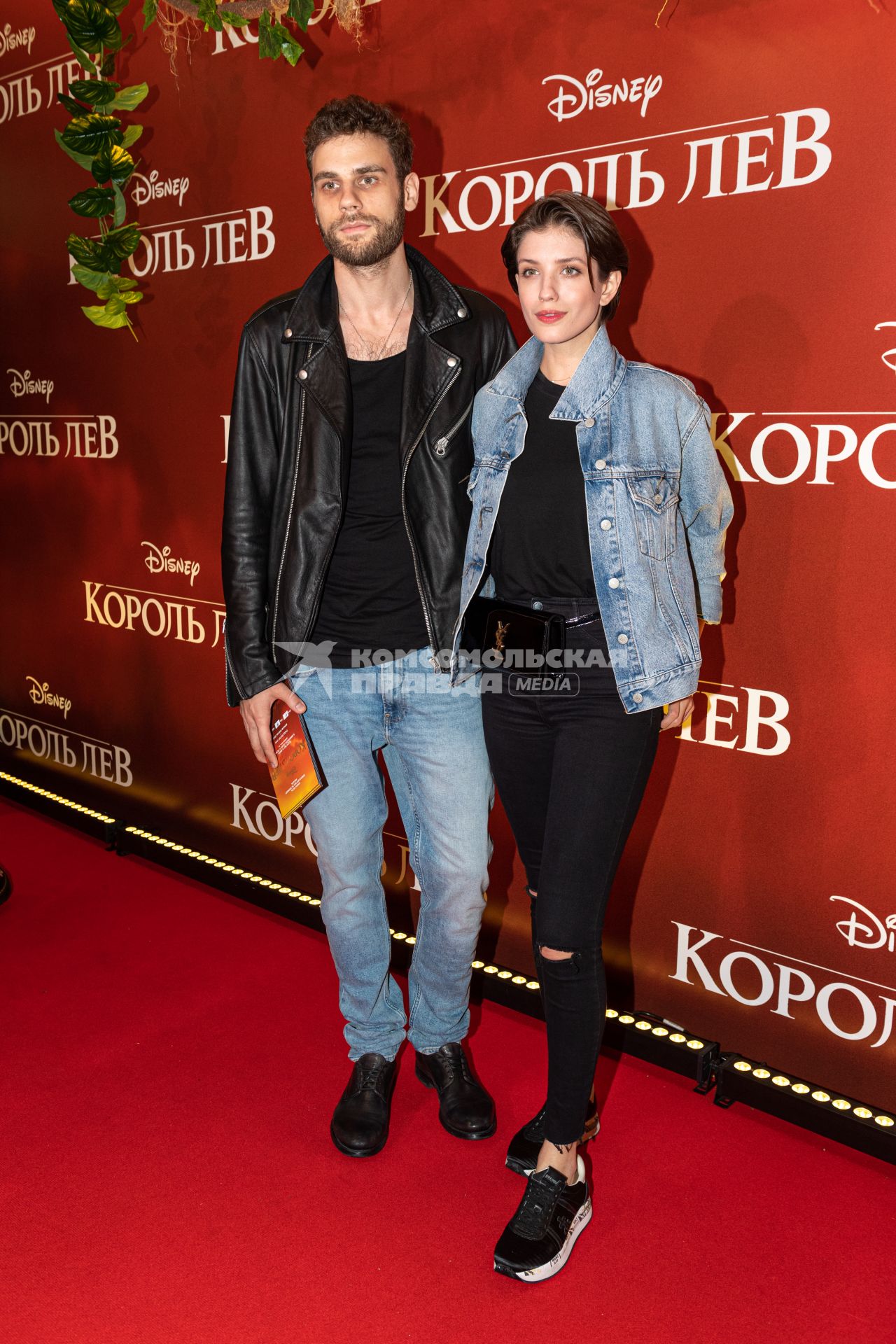 Москва.  Актеры Дмитрий Ендальцев и Анна Чиповская  на премьере фильма Disney `Король Лев` в кинотеатре `Каро 11 Октябрь` на Новом Арбате.
