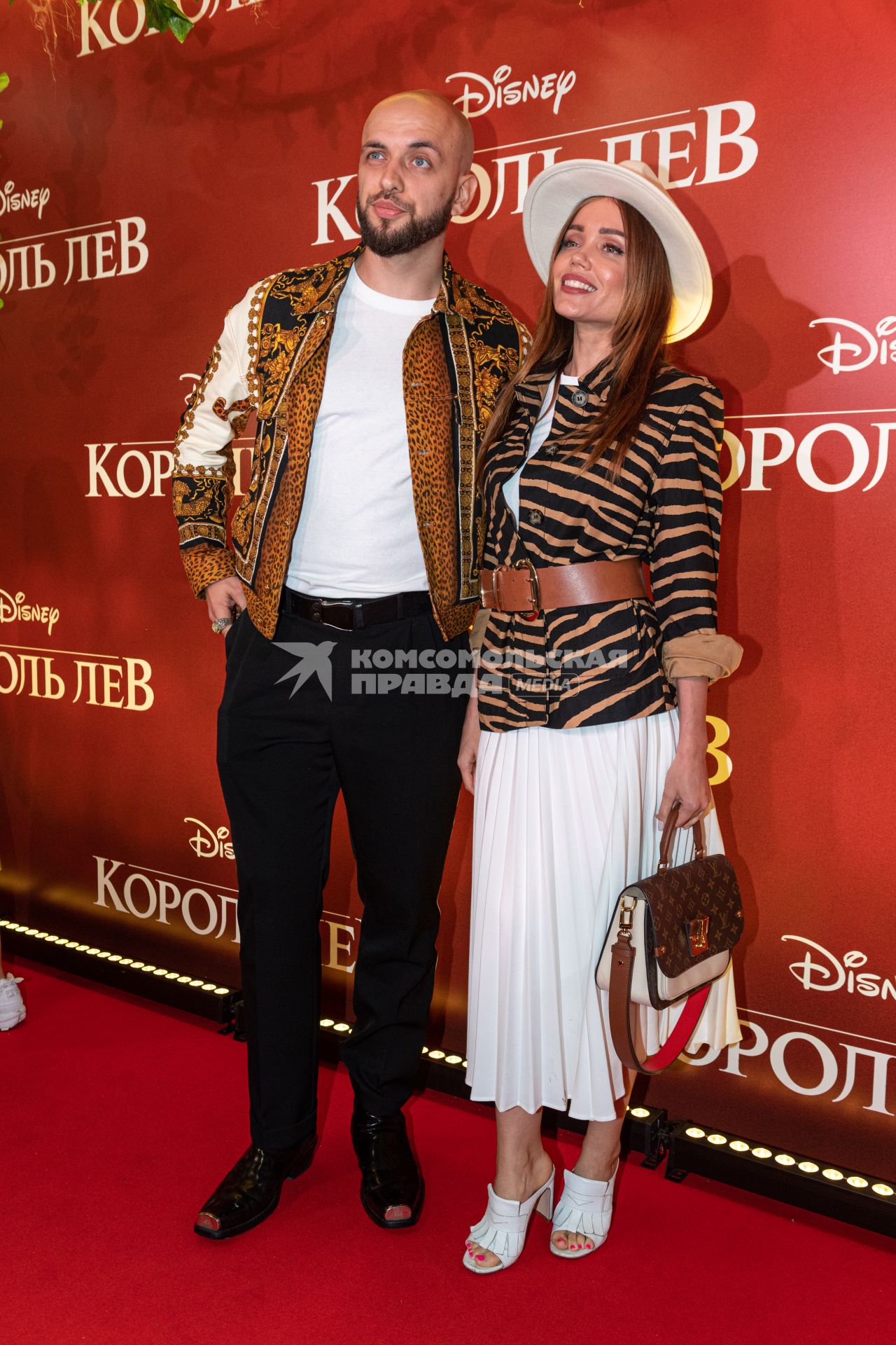 Москва.   Рэпер Александр ST (Александр Степанов)   на премьере фильма Disney `Король Лев` в кинотеатре `Каро 11 Октябрь` на Новом Арбате.