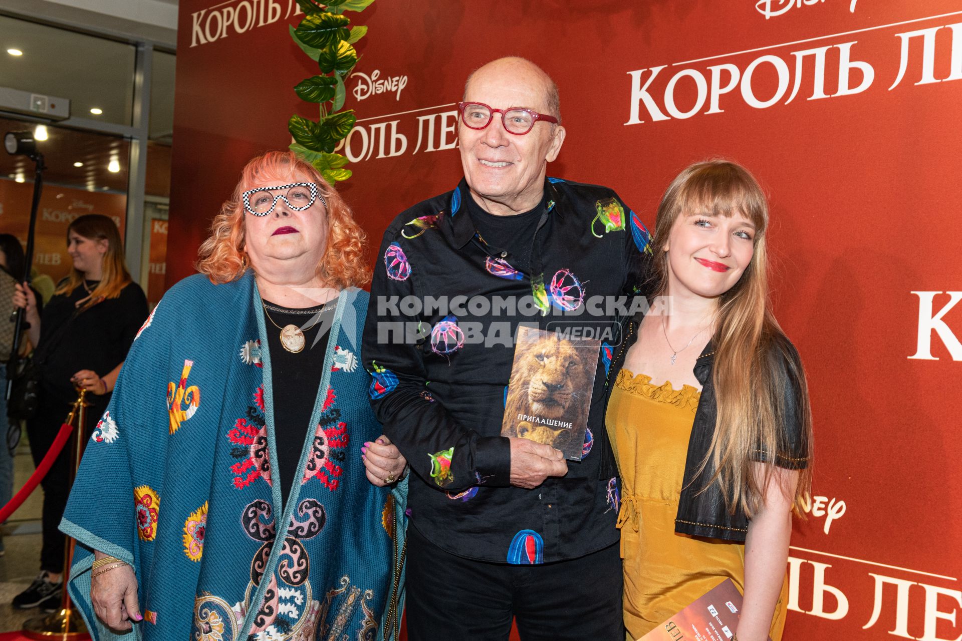Москва.  Народный артист России Александр Филиппенко, его супруга, режиссер Марина Ишимбаева (слева) и дочь Александра  на премьере фильма Disney `Король Лев` в кинотеатре `Каро 11 Октябрь` на Новом Арбате.