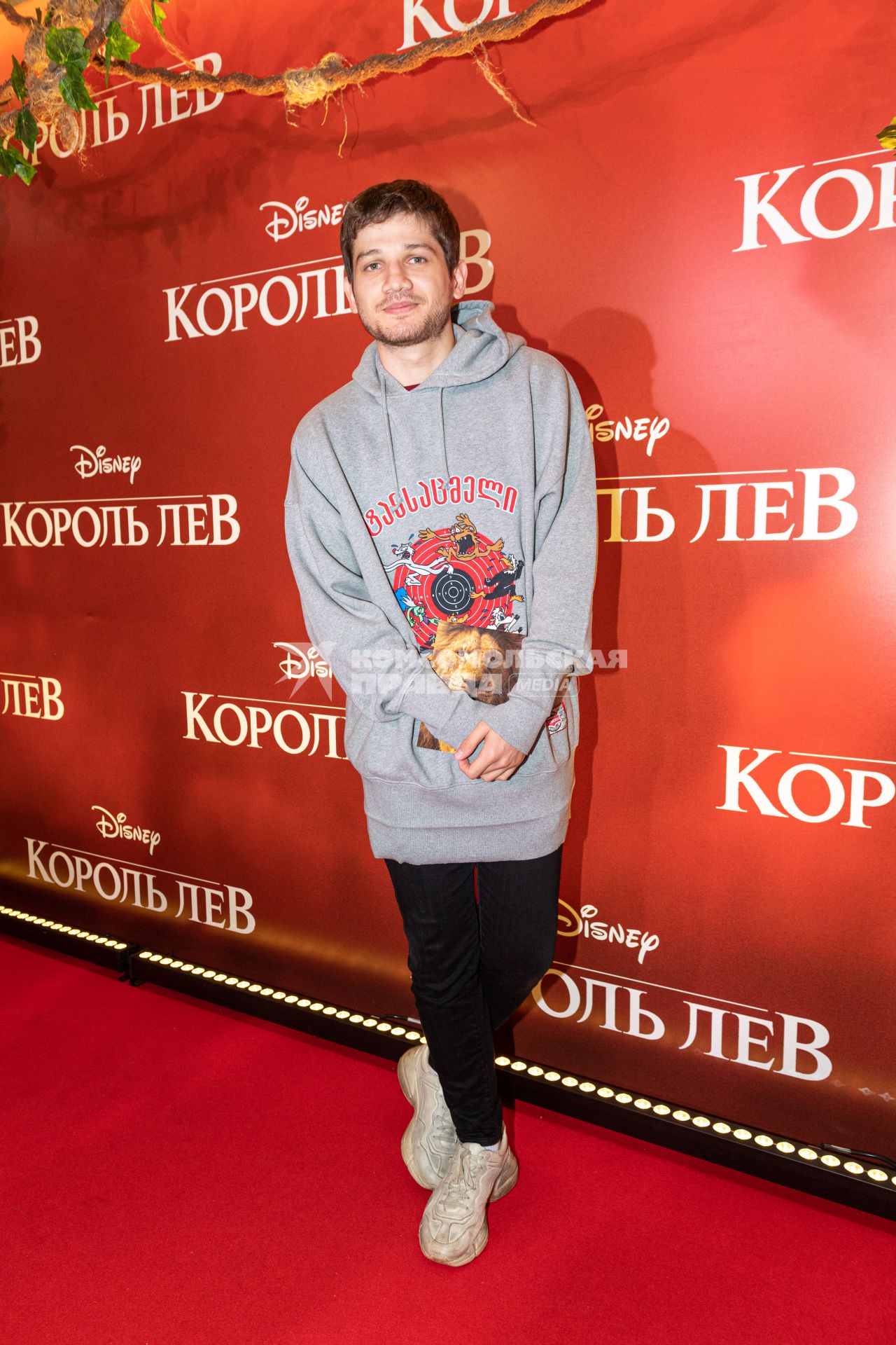 Москва.  Режиссер Кантемир Балагов  на премьере фильма Disney `Король Лев` в кинотеатре `Каро 11 Октябрь` на Новом Арбате.