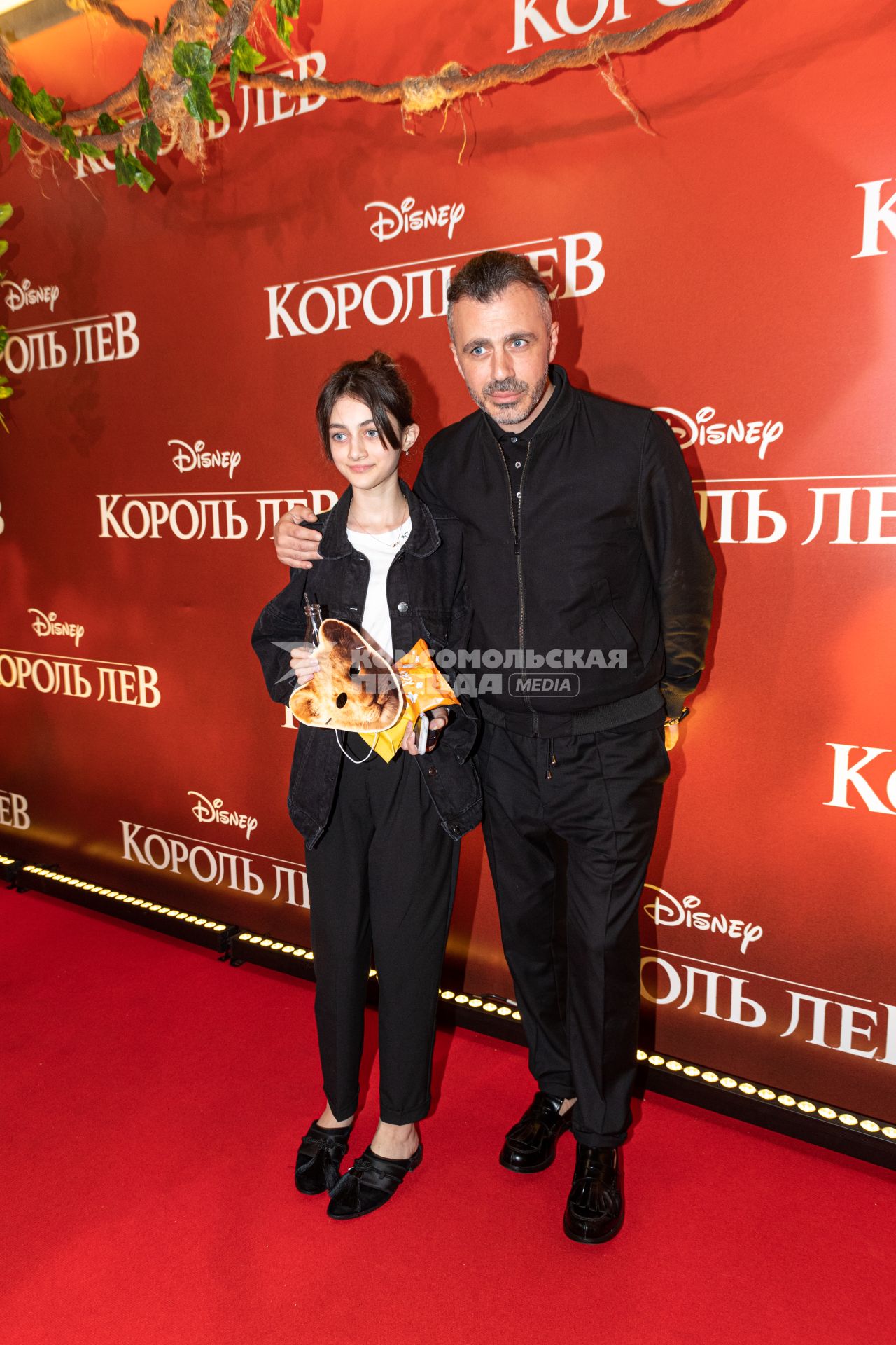 Москва.   Дизайнер Александр Сирадекиан   на премьере фильма Disney `Король Лев` в кинотеатре `Каро 11 Октябрь` на Новом Арбате.