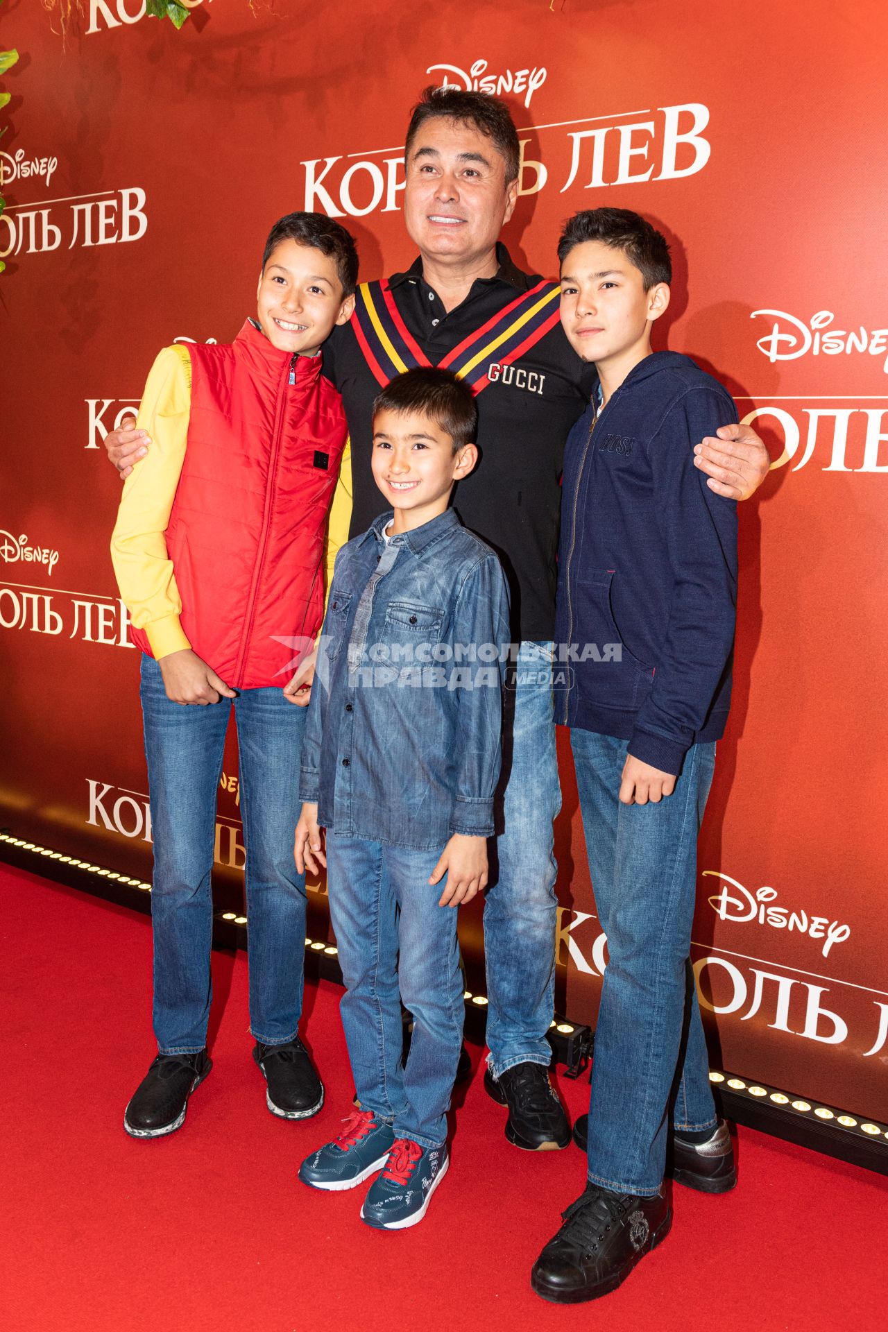 Москва.  Российский продюсер Арман Давлетьяров с детьми  на премьере фильма Disney `Король Лев` в кинотеатре `Каро 11 Октябрь` на Новом Арбате.