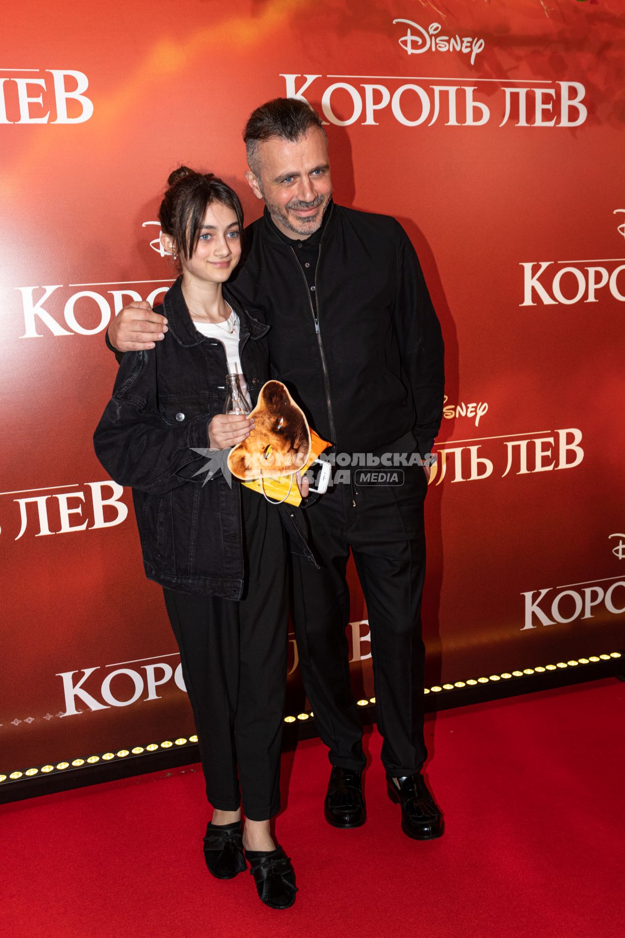 Москва.   Дизайнер Александр Сирадекиан   на премьере фильма Disney `Король Лев` в кинотеатре `Каро 11 Октябрь` на Новом Арбате.