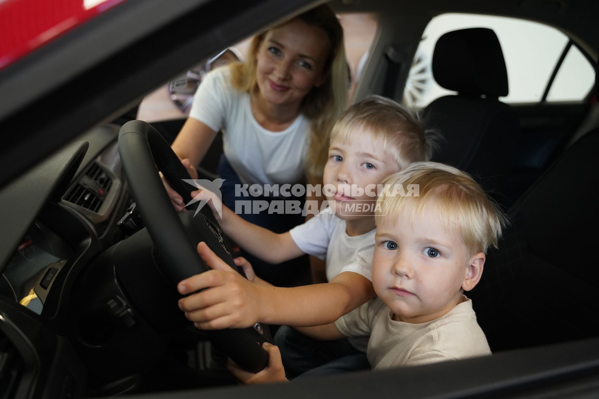 Самара. Женщина с детьми в автомобиле.