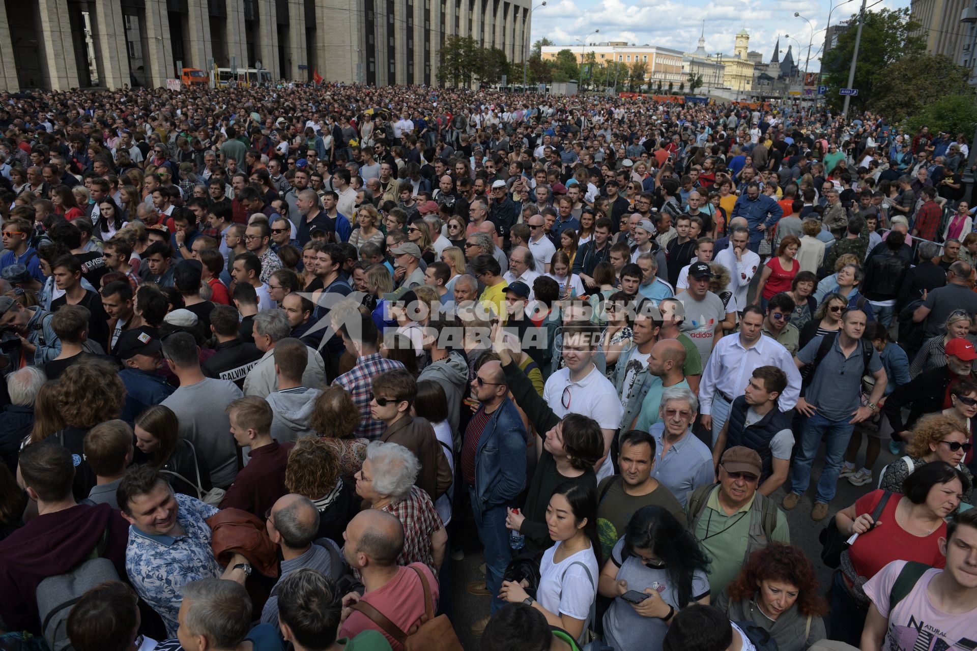 Москва.Участники акции в поддержку независимых кандидатов в Московскую городскую думу на проспекте Сахарова.