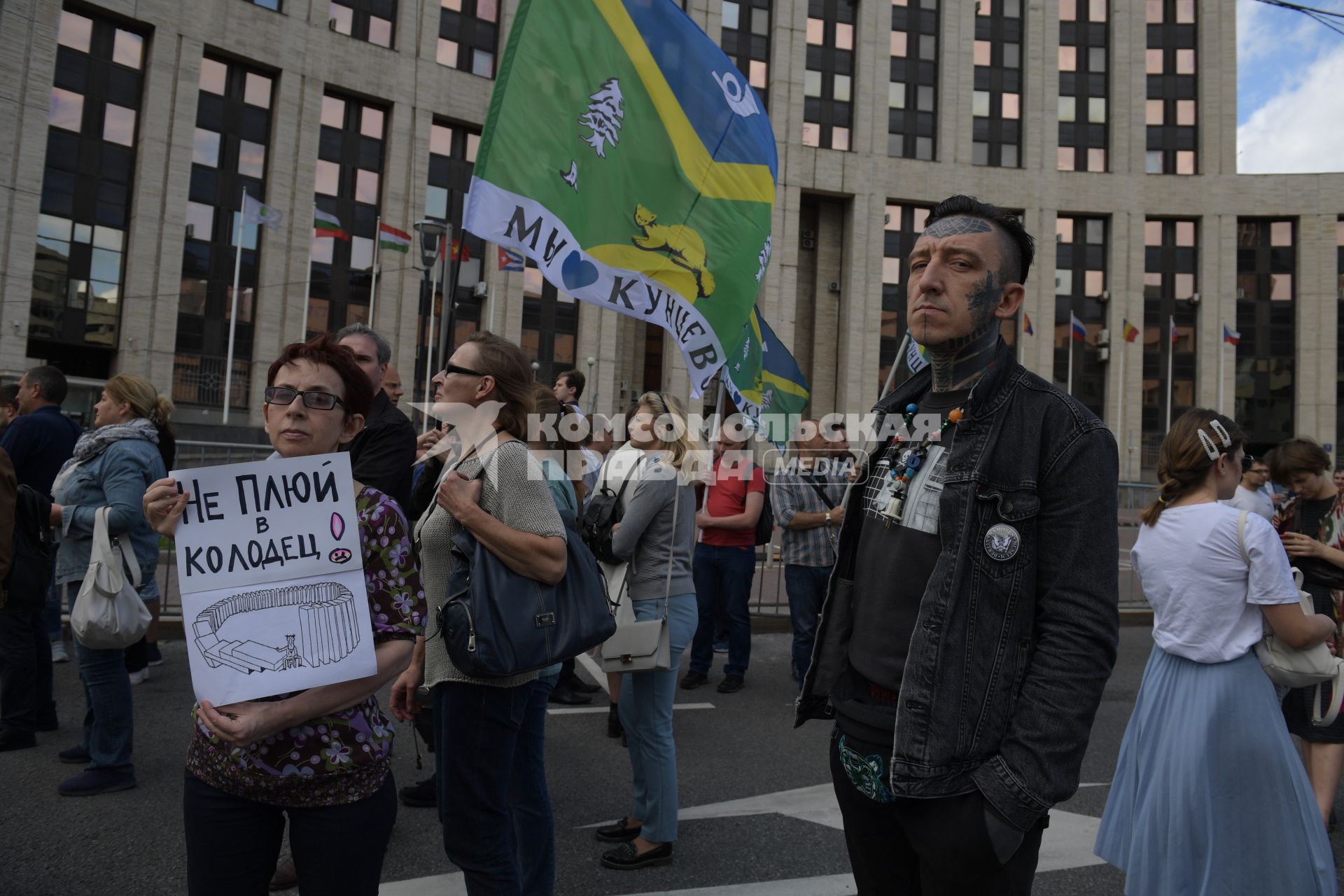 Москва. Участники акции в поддержку независимых кандидатов в Московскую городскую думу на проспекте Сахарова.