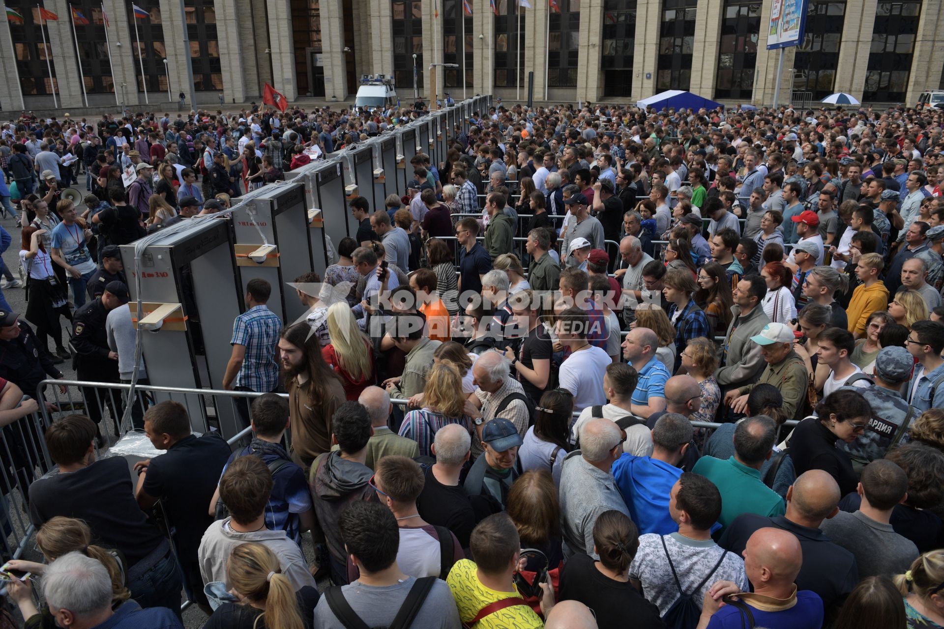 Москва. Участники акции в поддержку независимых кандидатов в Московскую городскую думу на проспекте Сахарова.