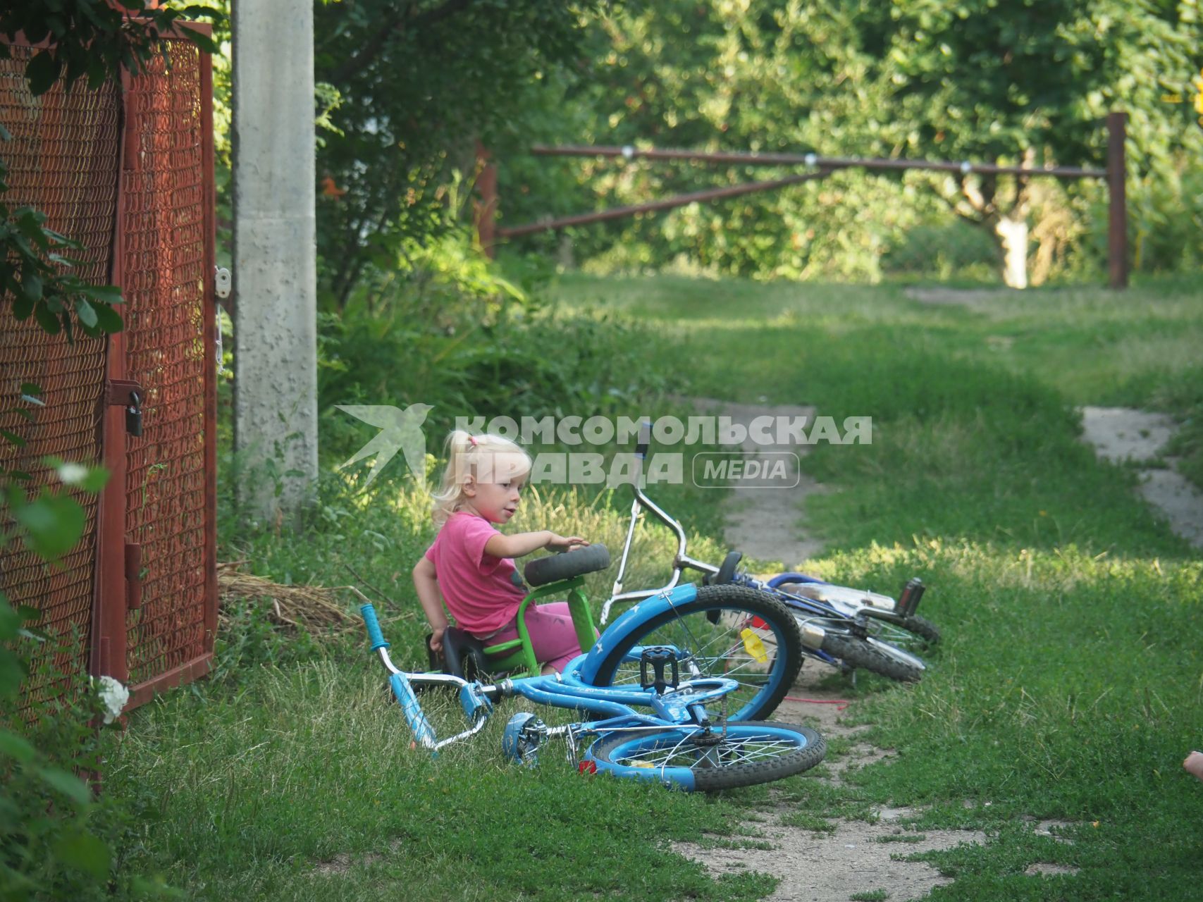 Московская область. Девочка с велосипедом.