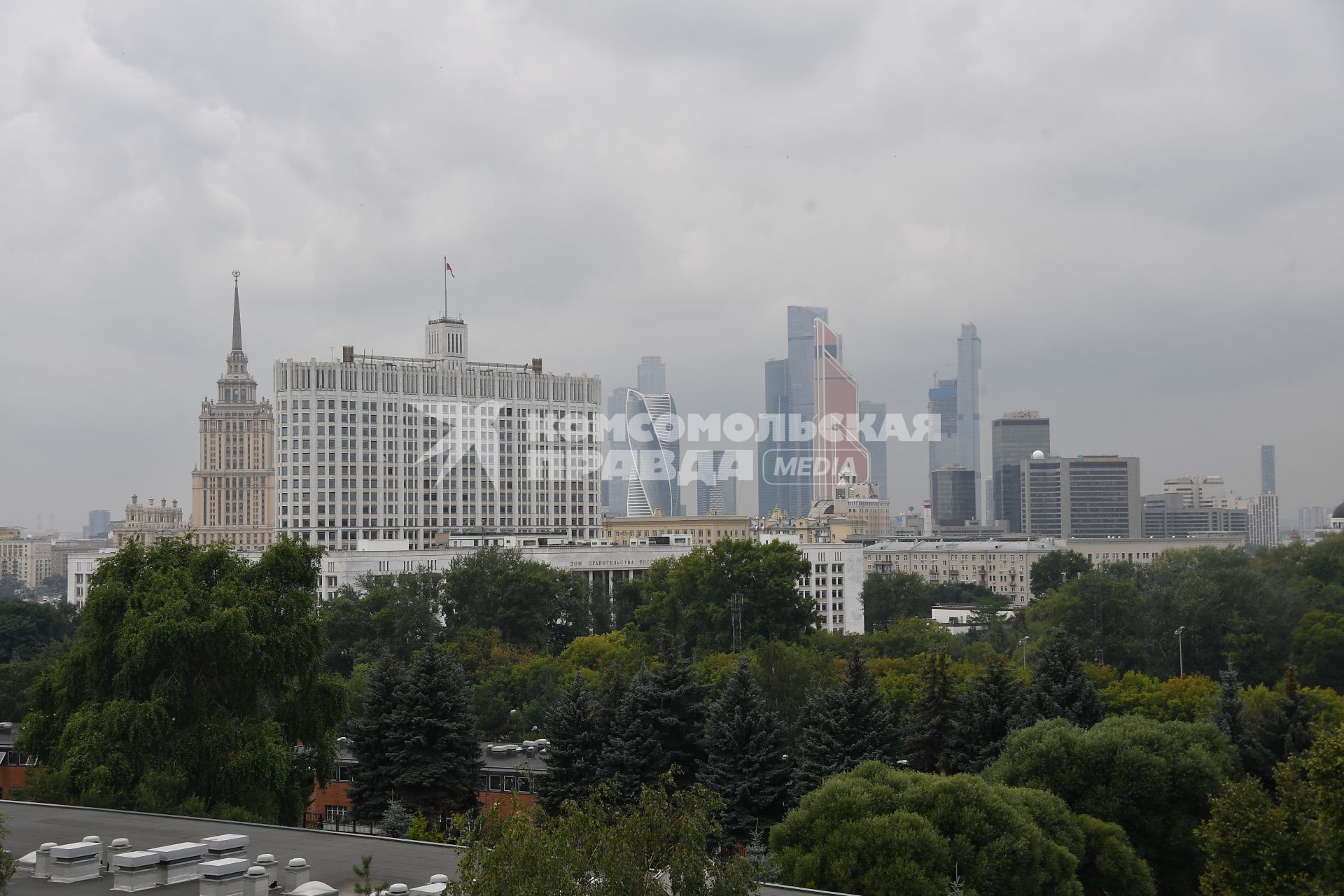 Москва.  Видна Дом правительства и деловой центр `Москва-Сити`.