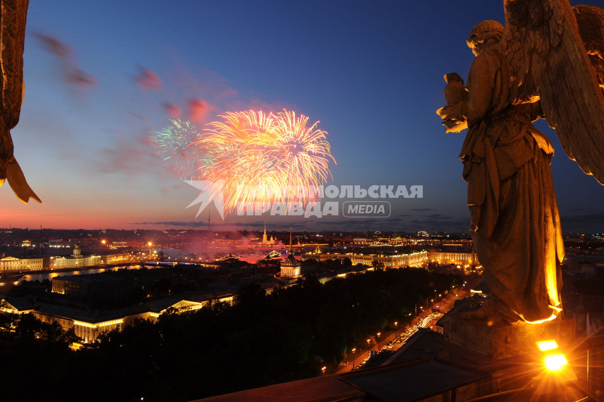 Санкт-Петербург. Салют в акватории реки Невы в честь Дня Военно-Морского Флота России.