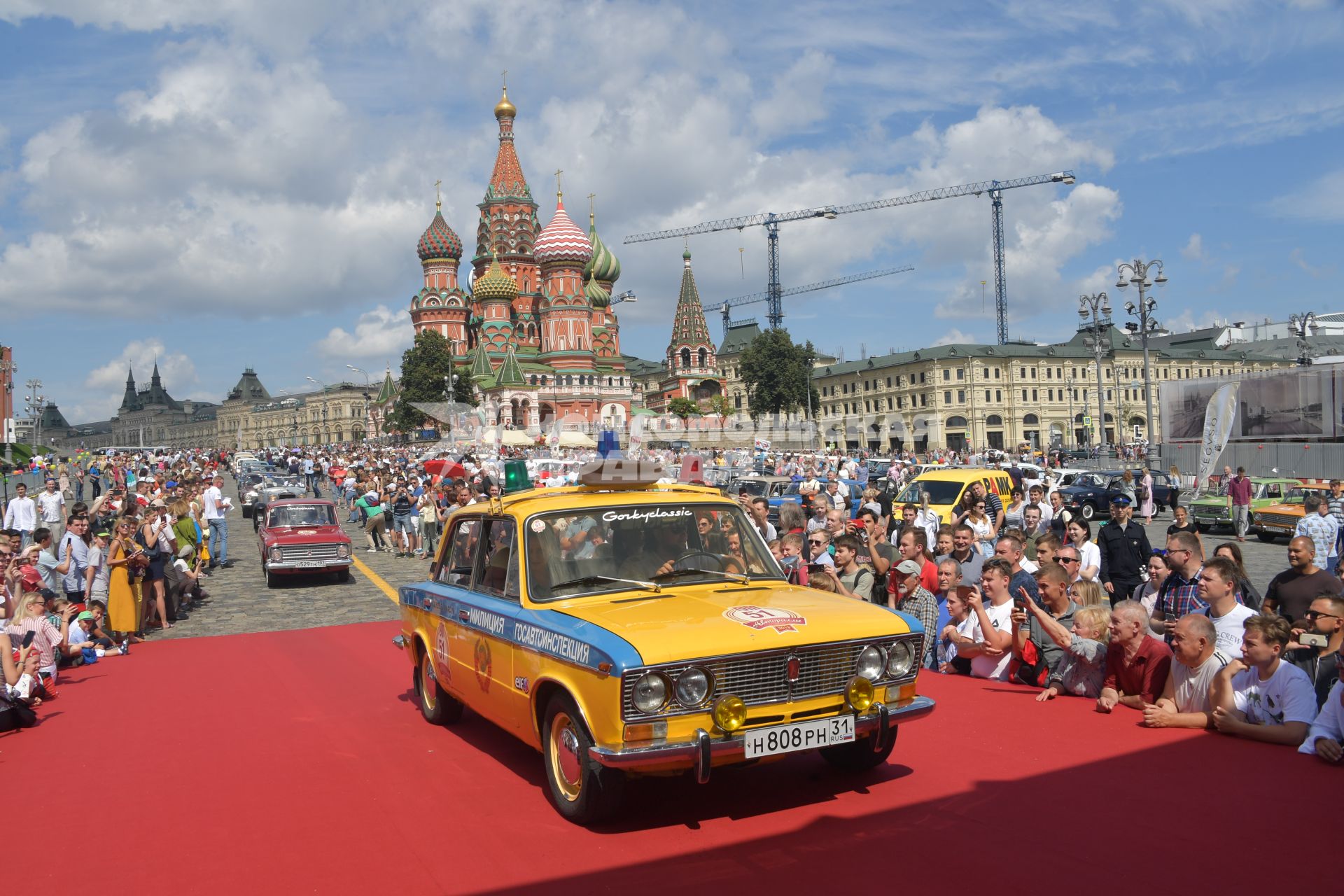 Москва. ВАЗ-2103 `Жигули` во время старта ежегодной гонки ретро-авто `ГУМ-авторалли` на Васильевском спуске.