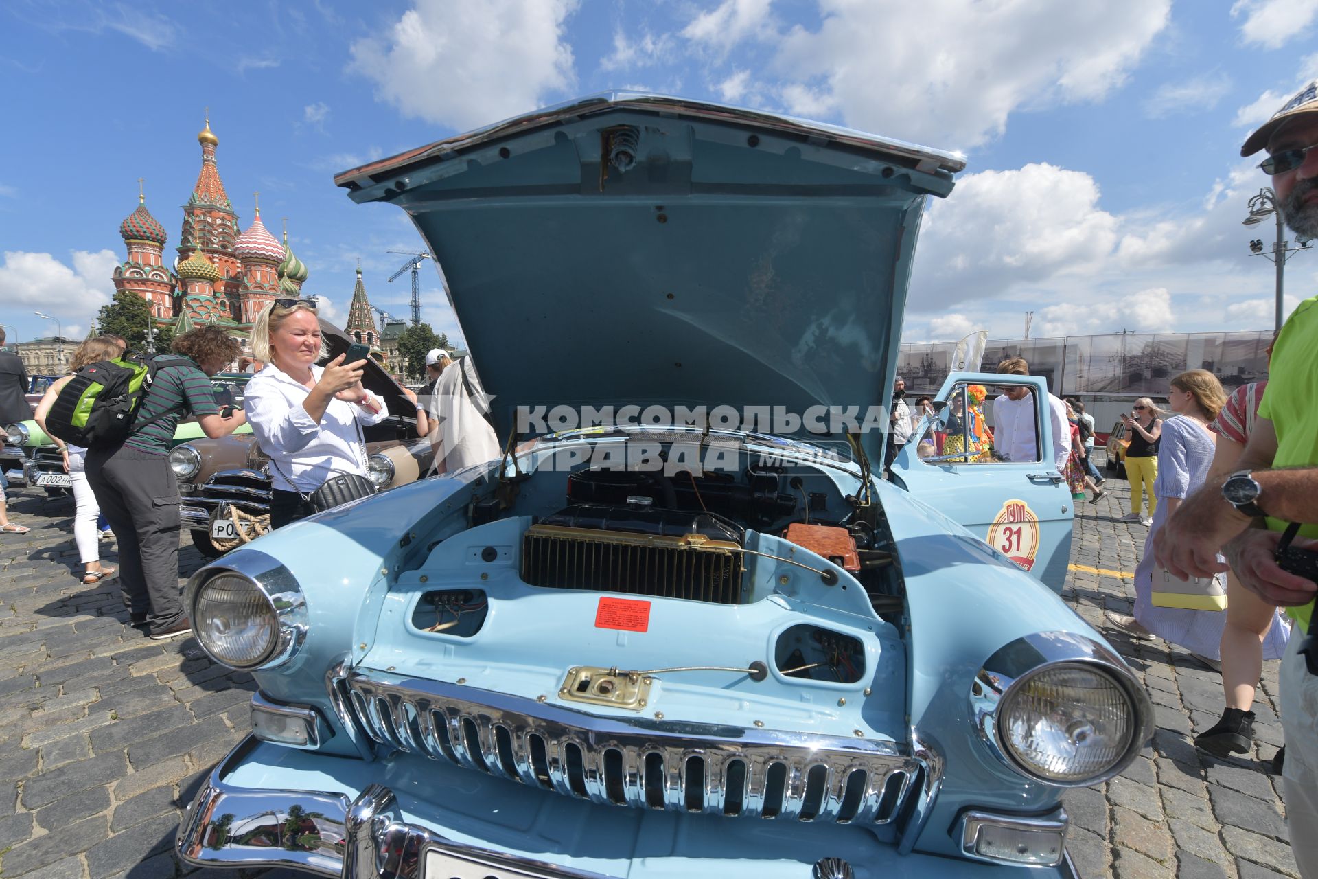 Москва. Автомобиль во время старта ежегодной гонки ретро-авто `ГУМ-авторалли` на Васильевском спуске.