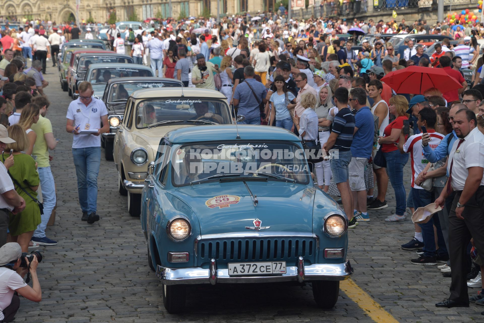 Москва. Автомобили  во время старта ежегодной гонки ретро-авто `ГУМ-авторалли` на Васильевском спуске.