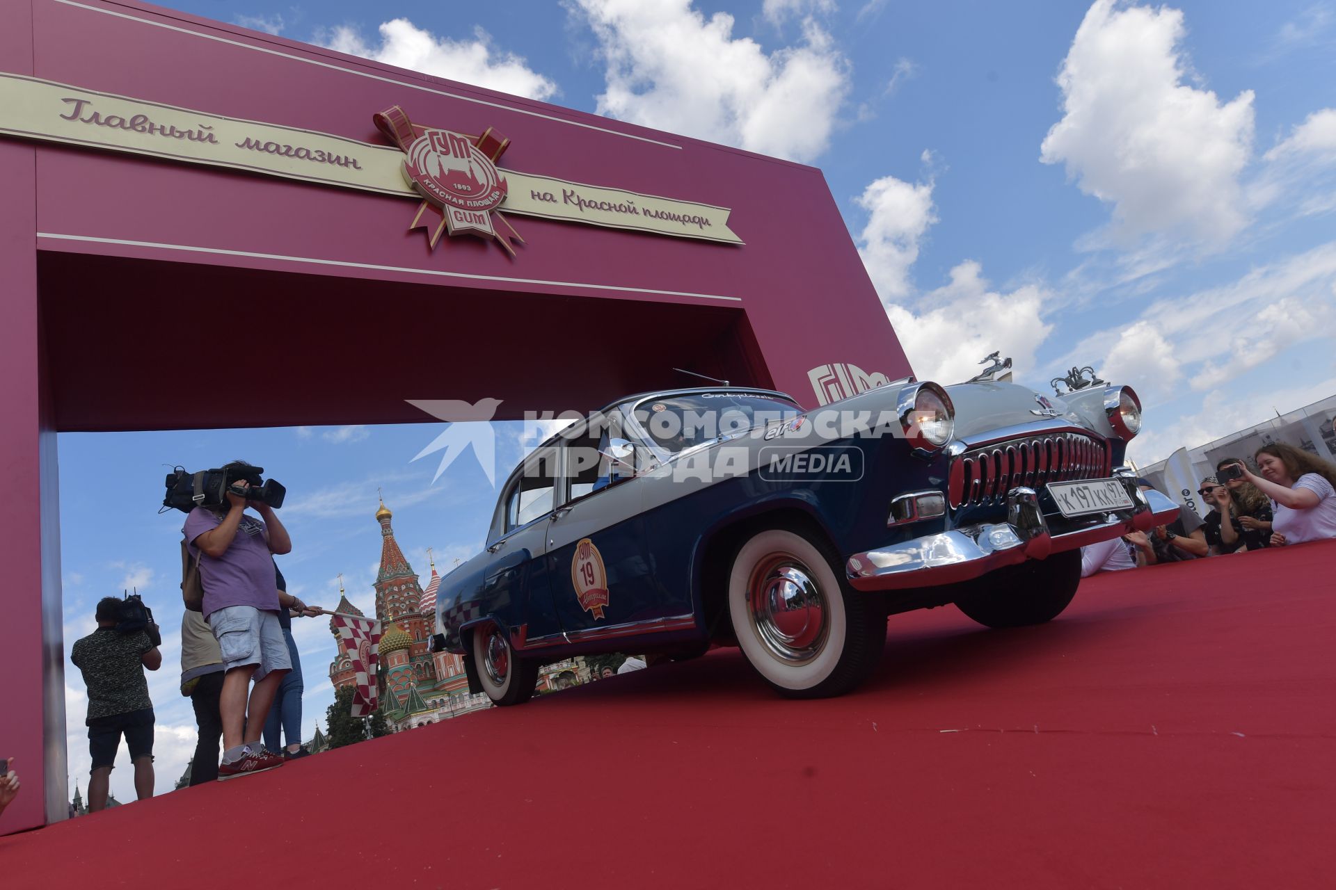 Москва. Автомобиль во время старта ежегодной гонки ретро-авто `ГУМ-авторалли` на Васильевском спуске.