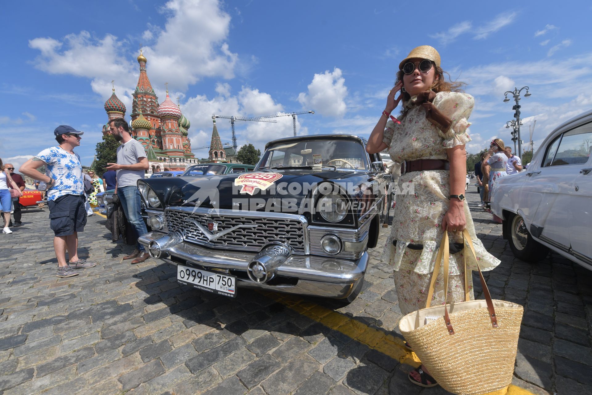 Москва.  Автомобиль `Чайка` во время старта ежегодной гонки ретро-авто `ГУМ-авторалли` на Васильевском спуске.