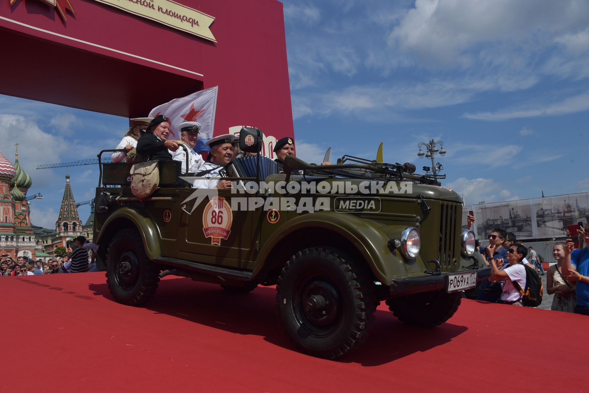 Москва. Автомобиль во время старта ежегодной гонки ретро-авто `ГУМ-авторалли` на Васильевском спуске.