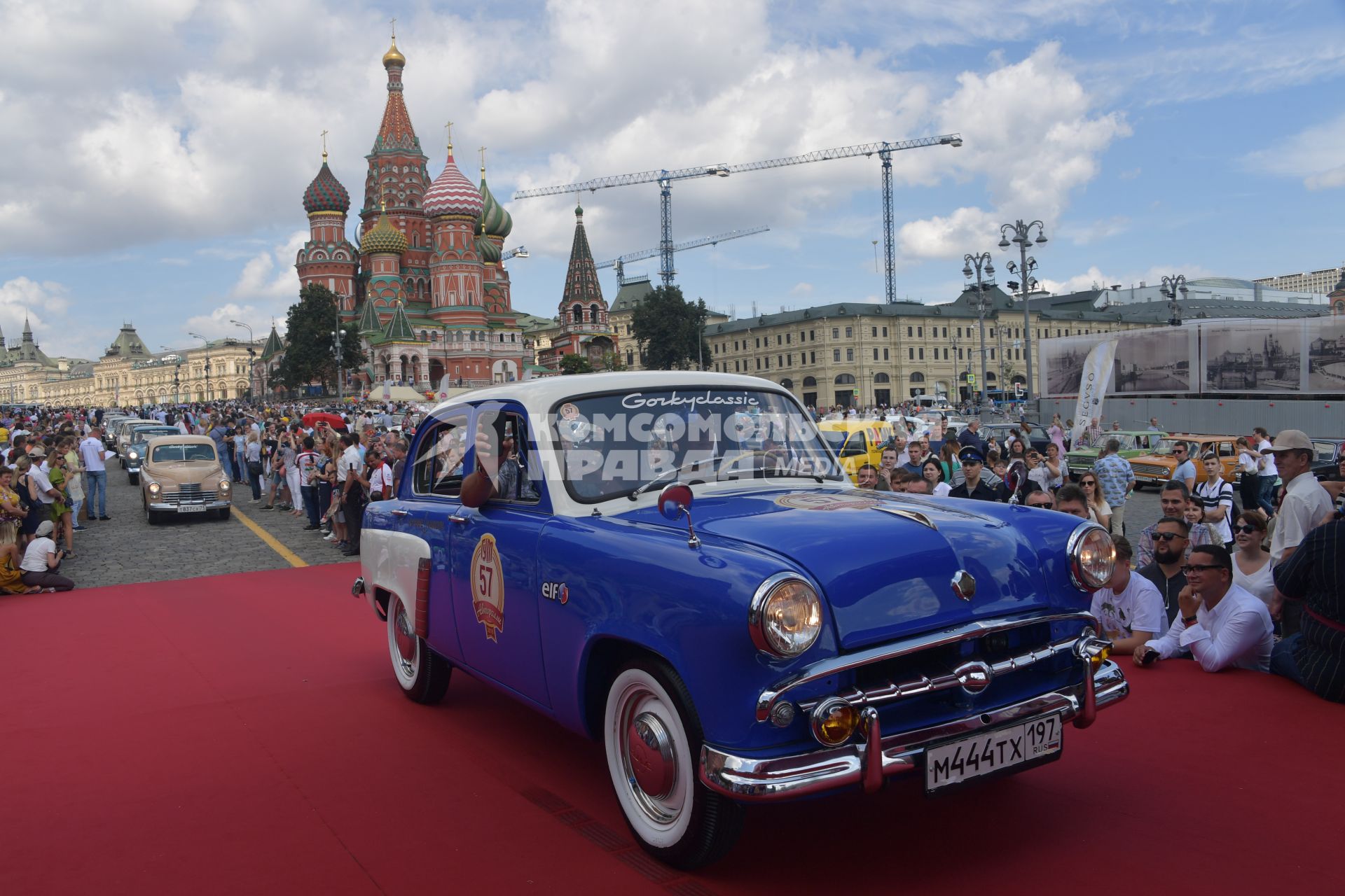 Москва. Автомобиль `Москвич` во время старта ежегодной гонки ретро-авто `ГУМ-авторалли` на Васильевском спуске.