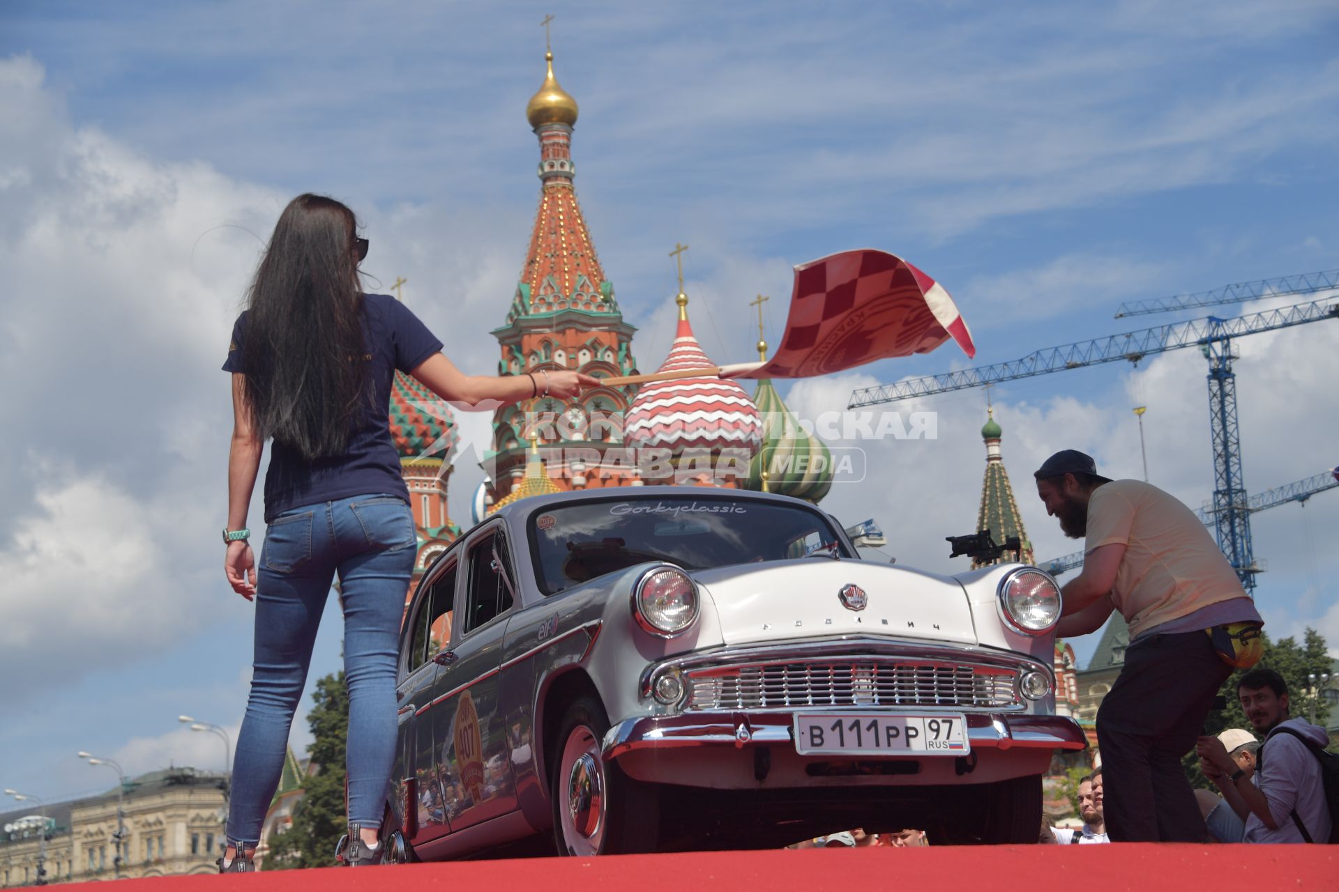 Москва. Автомобиль `Москвич` во время старта ежегодной гонки ретро-авто `ГУМ-авторалли` на Васильевском спуске.