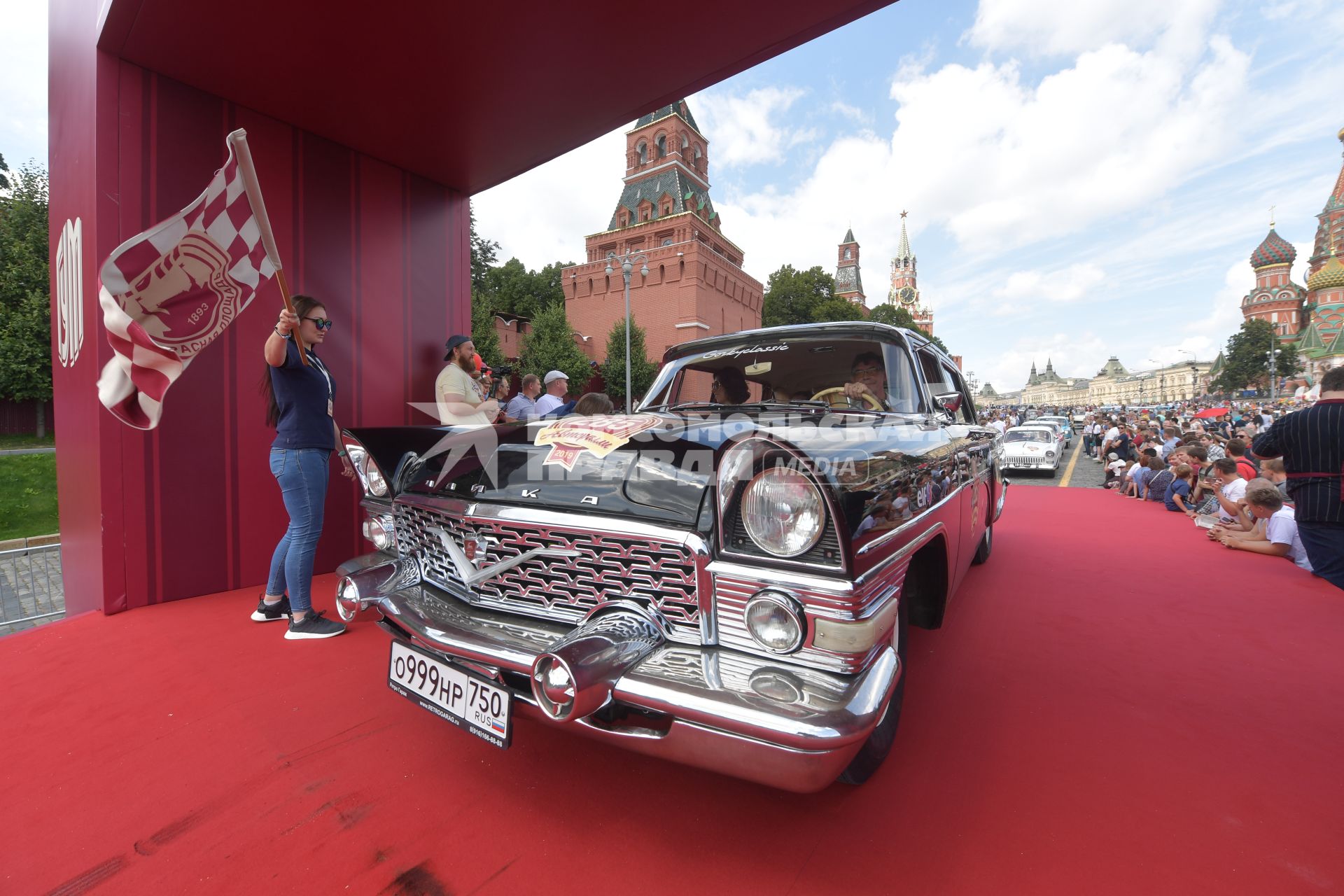 Москва.  Автомобиль `Чайка` во время старта ежегодной гонки ретро-авто `ГУМ-авторалли` на Васильевском спуске.