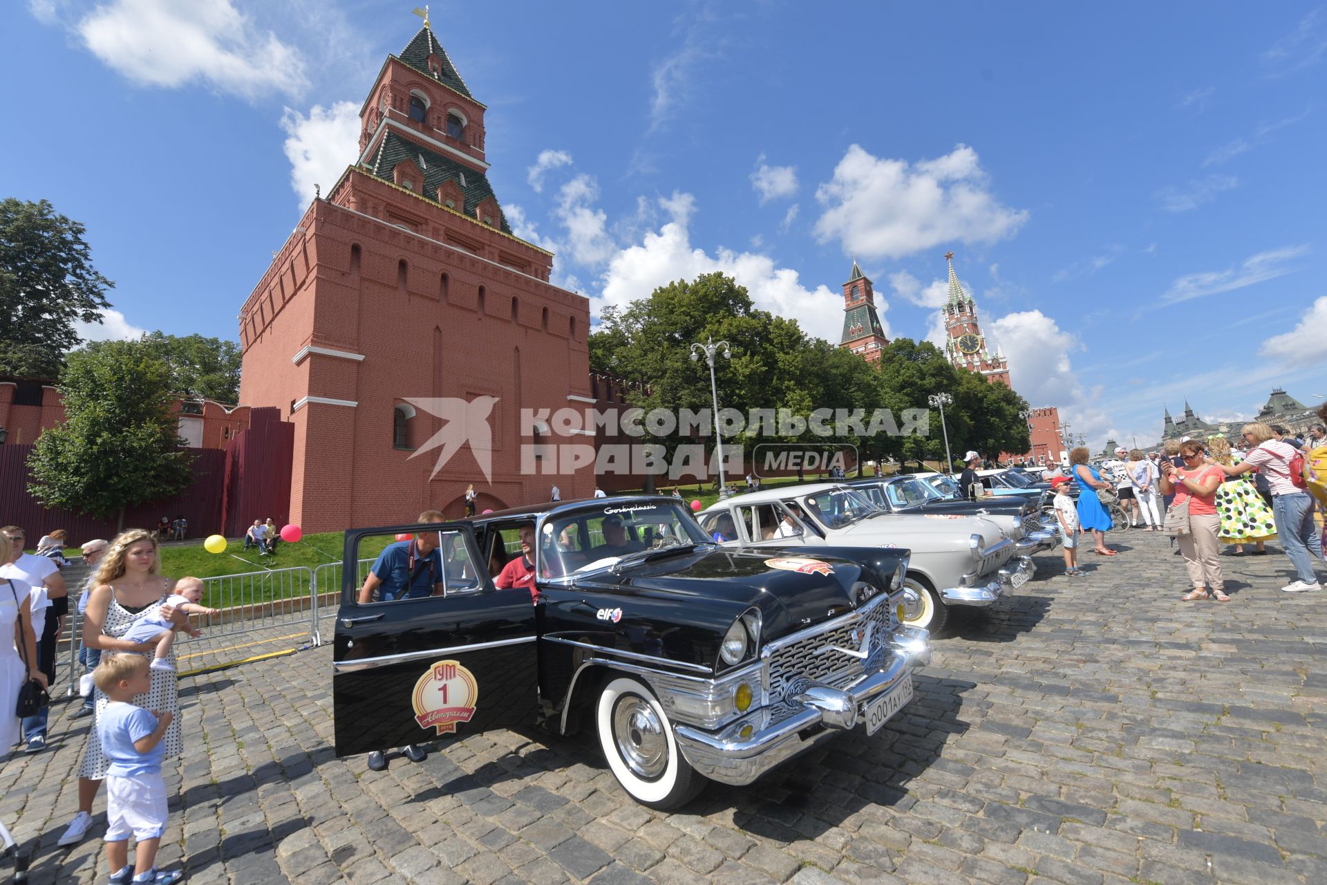 Москва.  Автомобили перед стартом ежегодной гонки ретро-авто `ГУМ-авторалли` на Васильевском спуске.