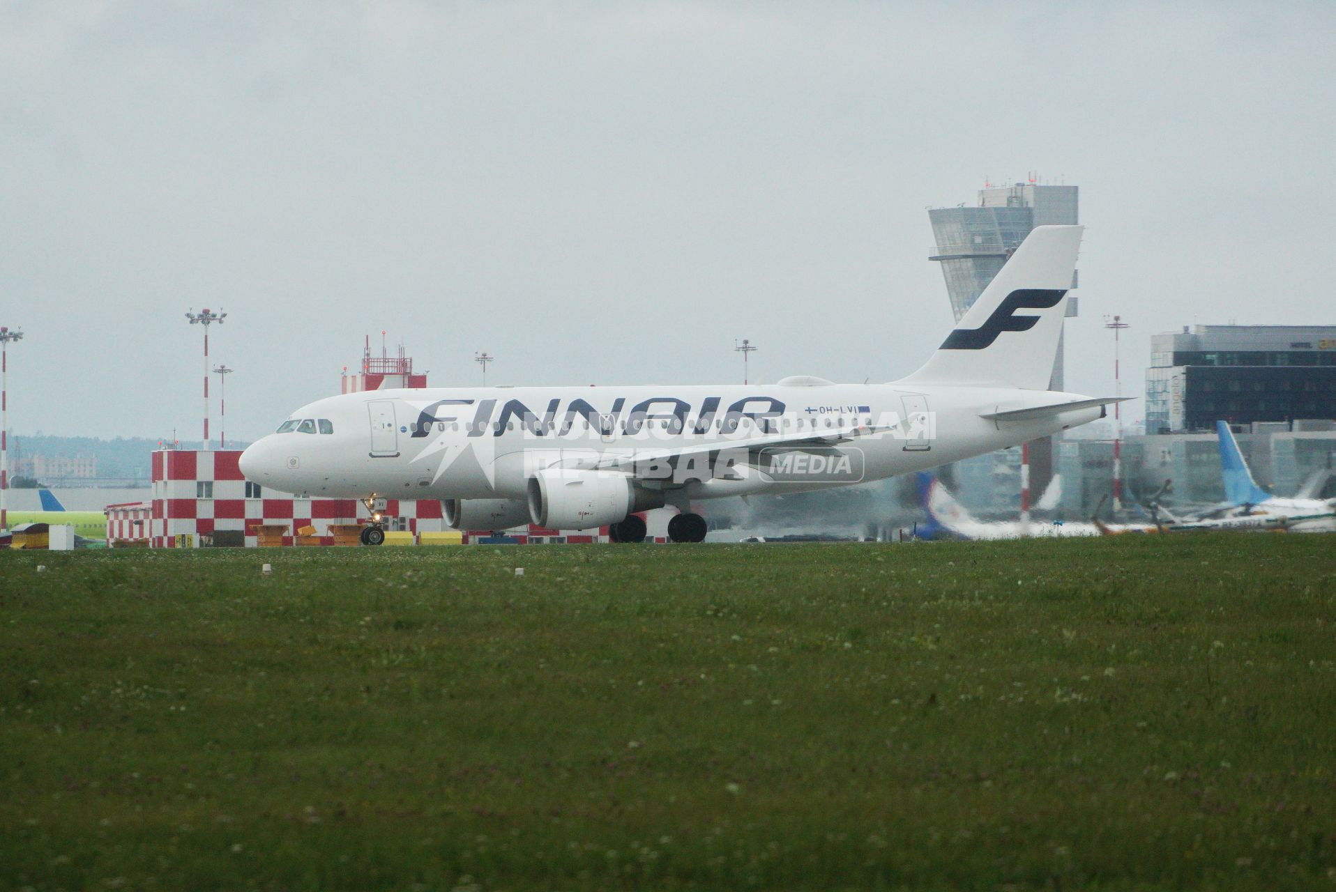 Екатеринбург. Аэропорт \'Кольцово\'. Самолет авиакомпании \'Finnair\' во время взлета