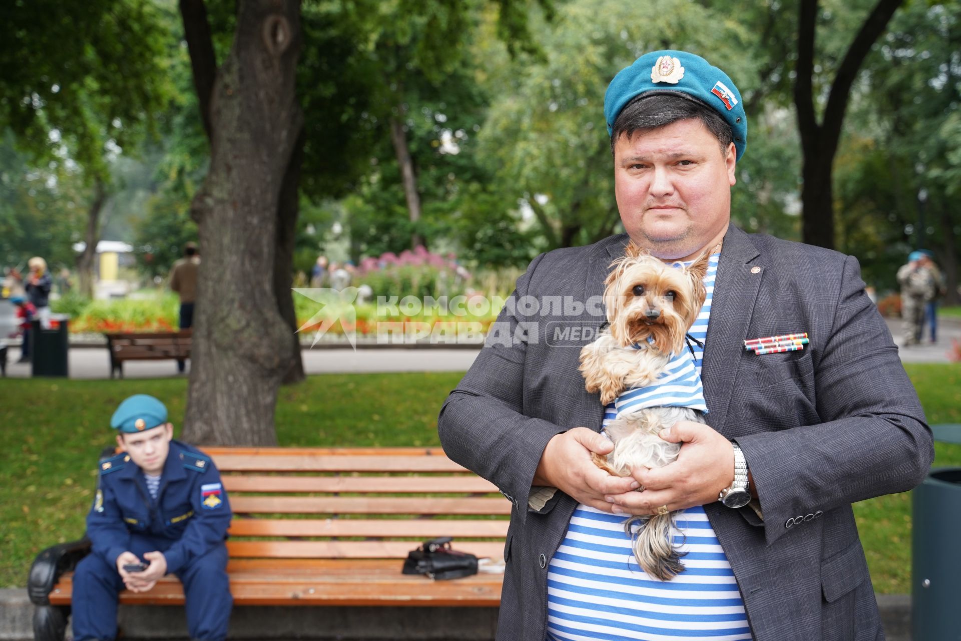 Москва. Десантник во время празднования Дня Воздушно-десантных войск.