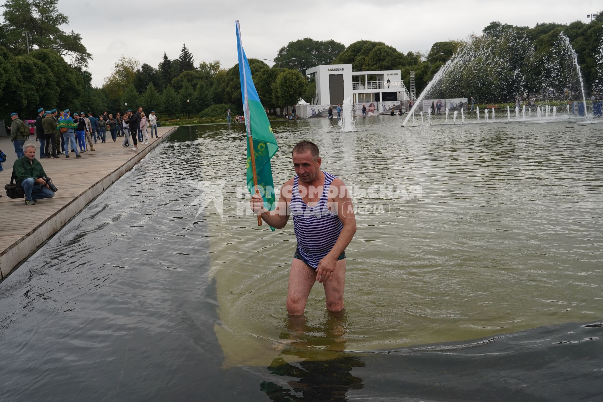 Москва. Десантник  во время празднования Дня Воздушно-десантных войск России в Парке Горького.