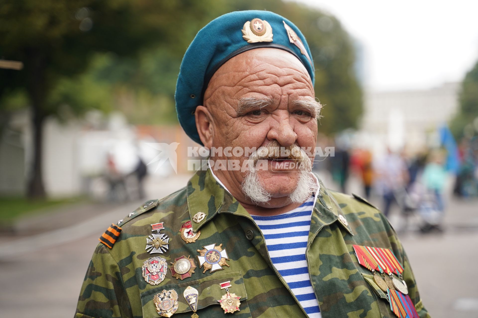 Москва. Десантник во время празднования Дня Воздушно-десантных войск.