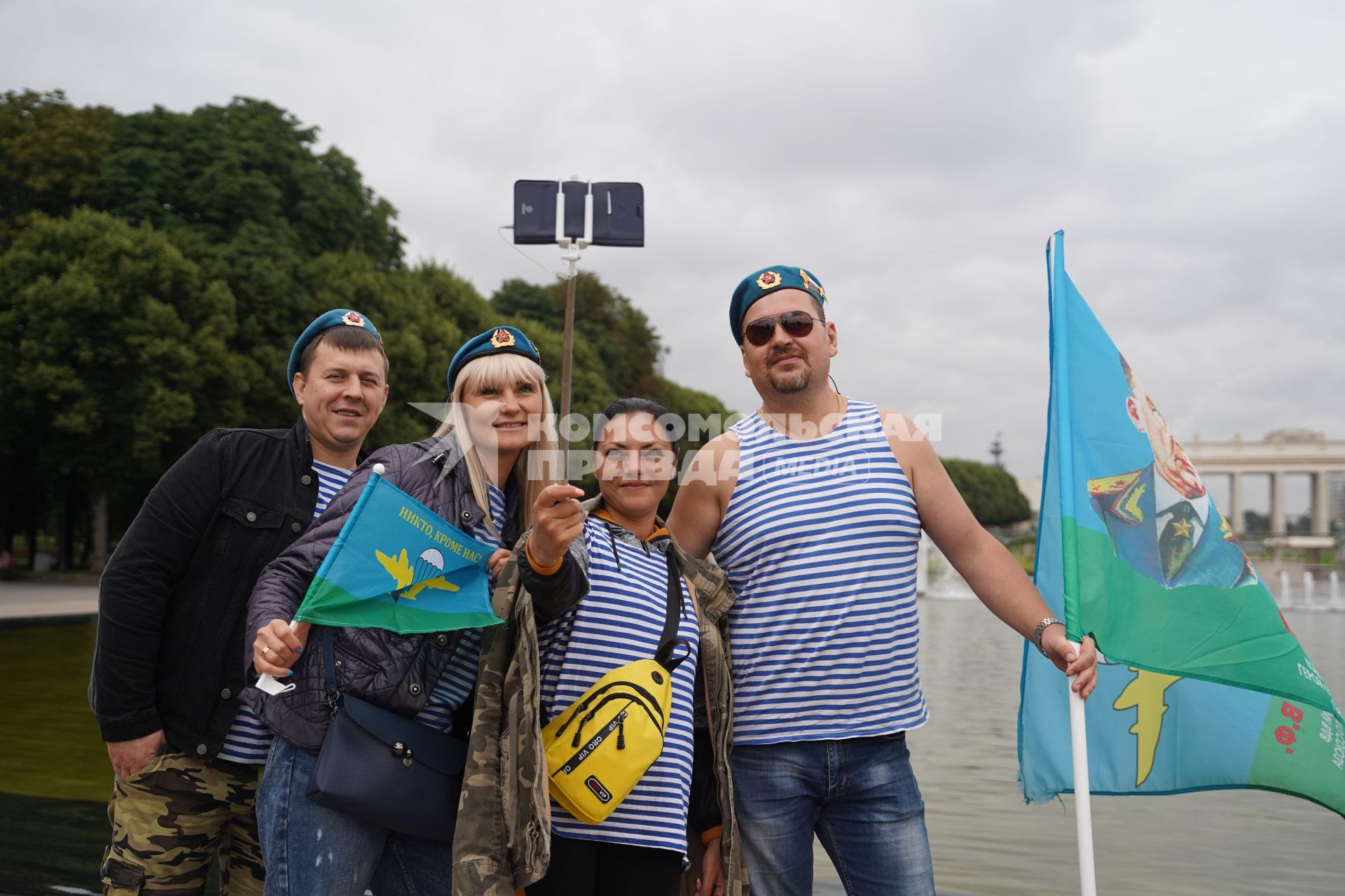 Москва. Десантники во время празднования Дня Воздушно-десантных войск России в Парке Горького.