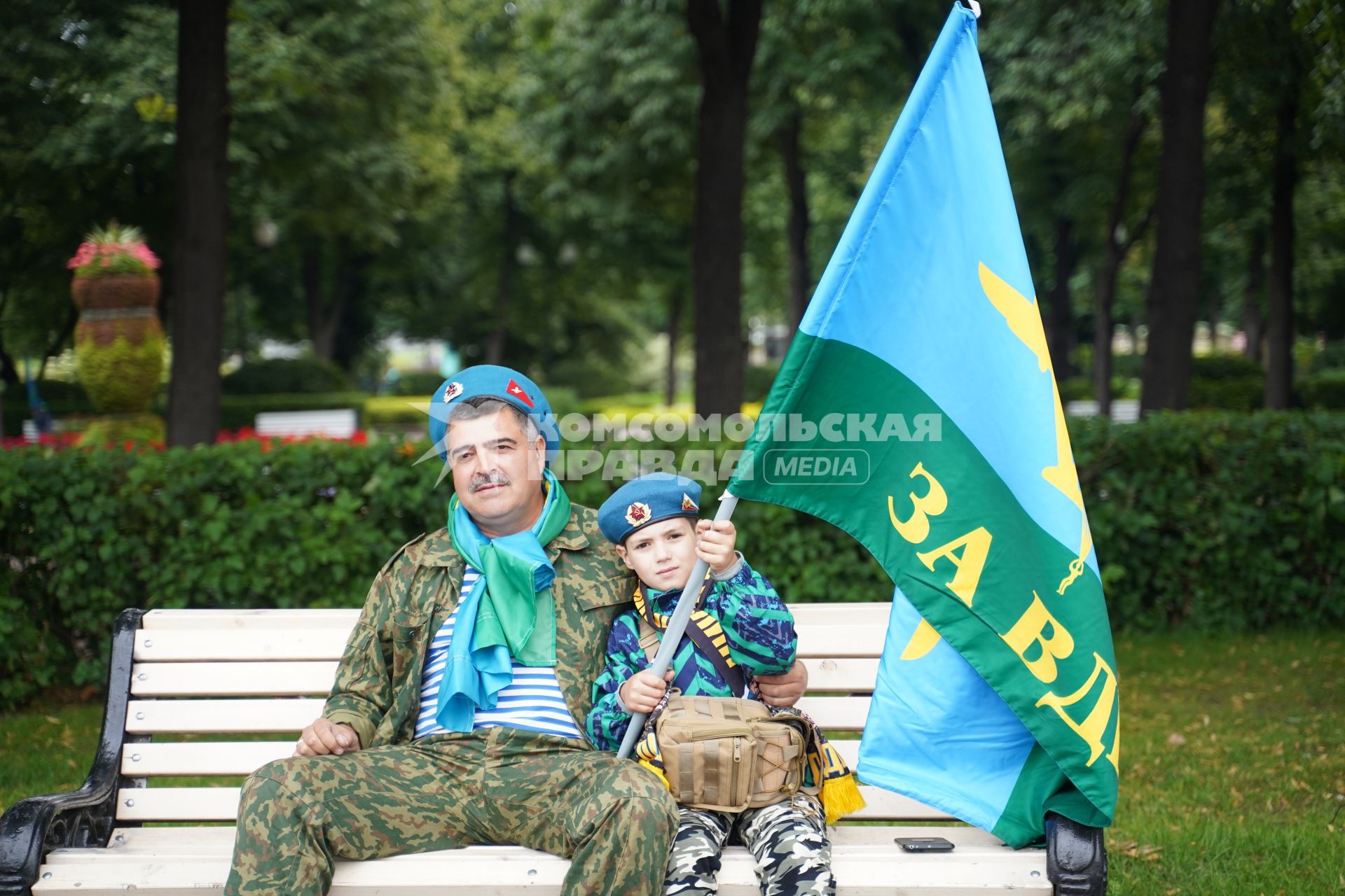 Москва. Десантник во время празднования Дня Воздушно-десантных войск России в Парке Горького.