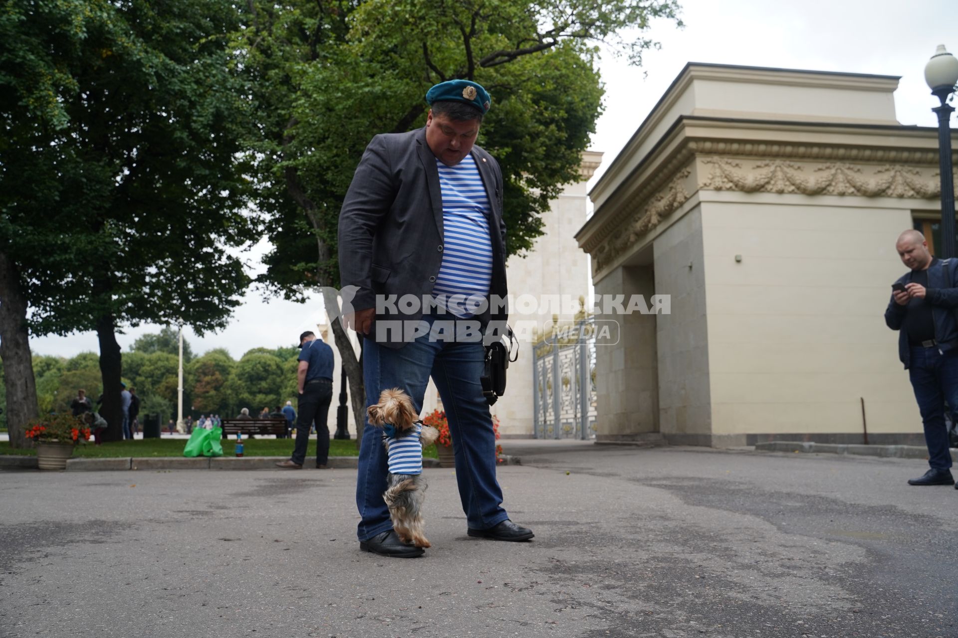 Москва. Десантник во время празднования Дня Воздушно-десантных войск.