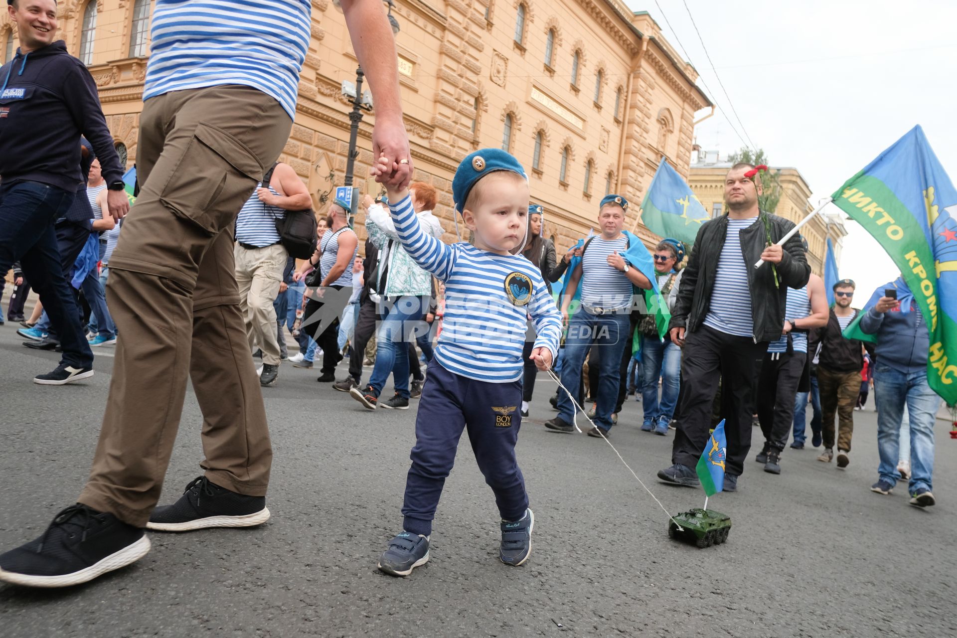 Санкт-Петербург.    Шествие десантников по Миллионной улице   в День Воздушно-десантных войск.