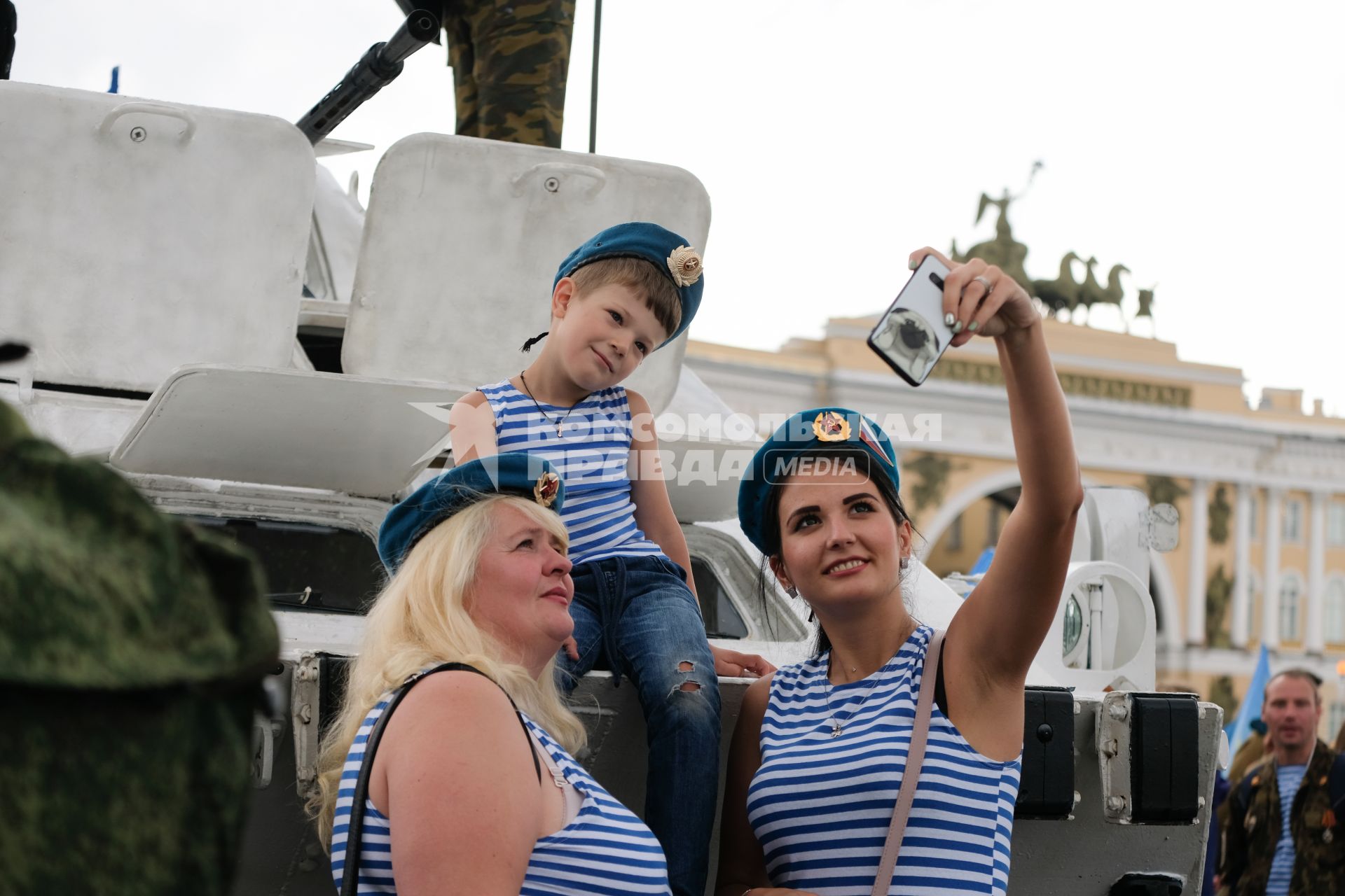 Санкт-Петербург.  На Дворцовой площади во время праздничных мероприятий в День Воздушно-десантных войск.