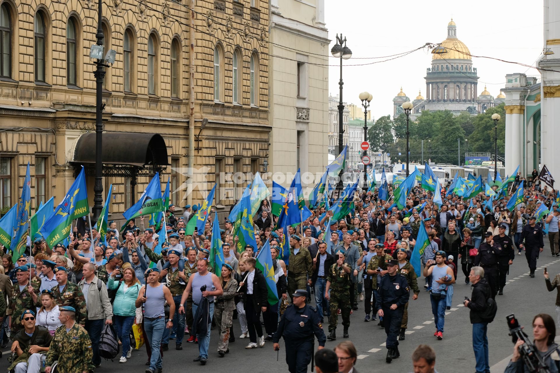 Санкт-Петербург.    Шествие десантников по Миллионной улице   в День Воздушно-десантных войск.